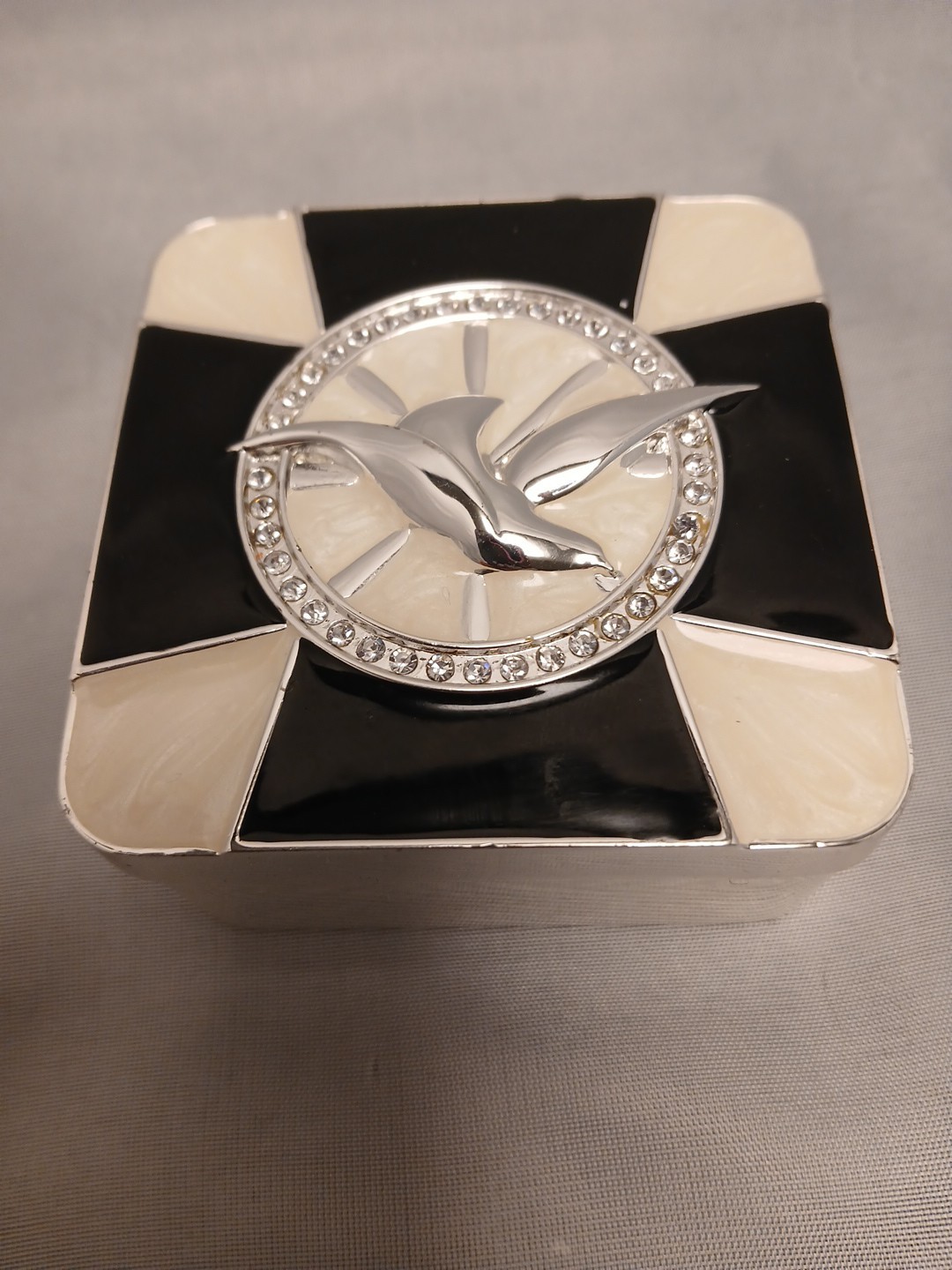 Seagul Tricket Box Enambled Black & White Silvertone Metal