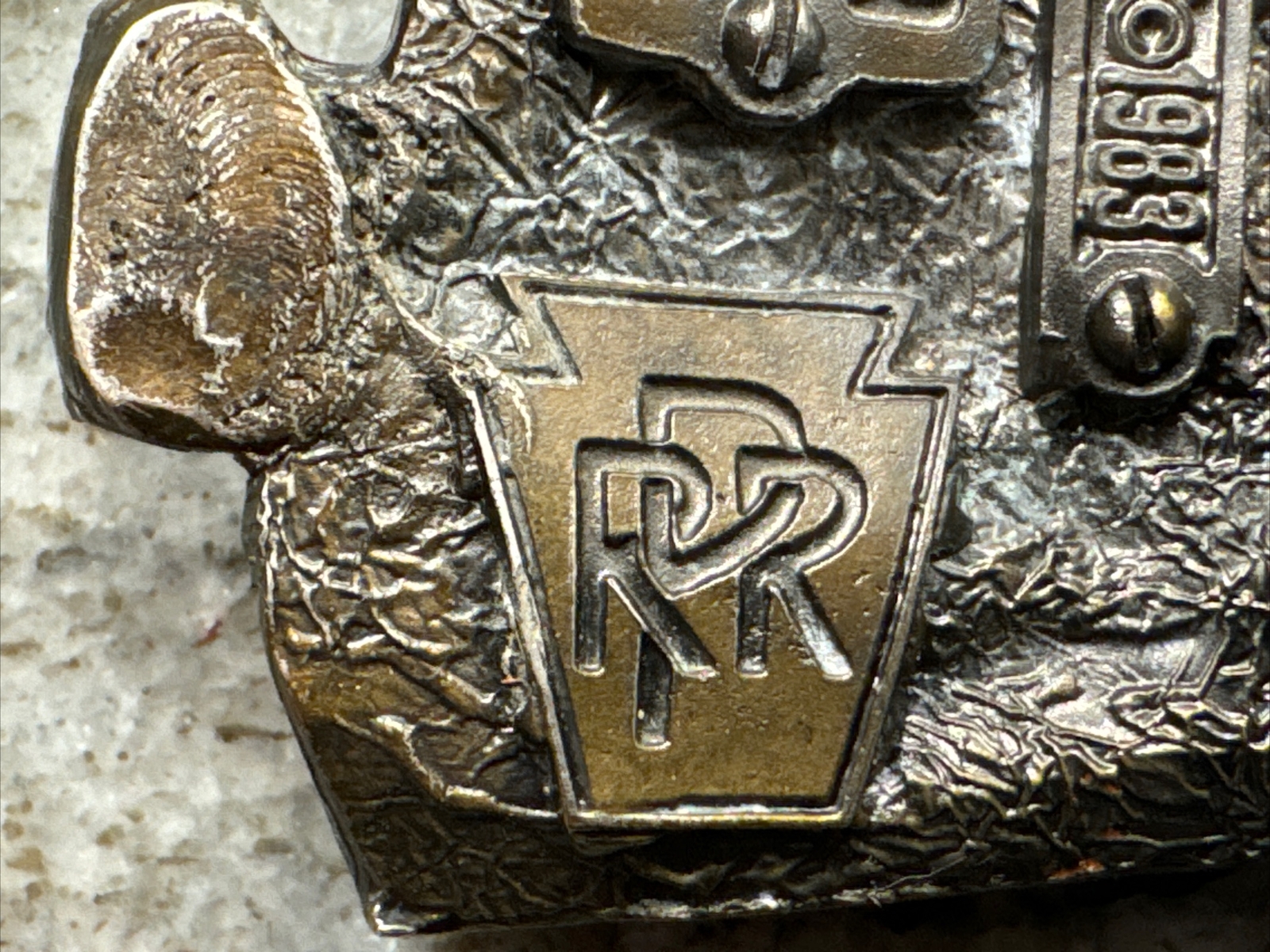 VTG 1983 GREAT AMERICAN BUCKLE ALTOONA WORKS RPR TRAIN BUCKLE W/ LEATHER BELT