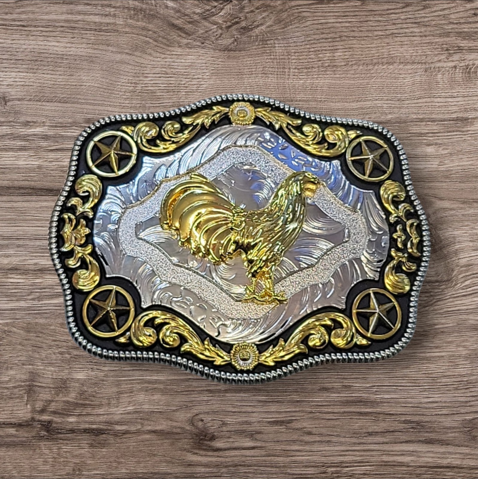 Cowboy Belt Buckle For Man – Rooster and 4 Stars 4.25&Prime;x3.25&Prime; Silver/Black/Gold