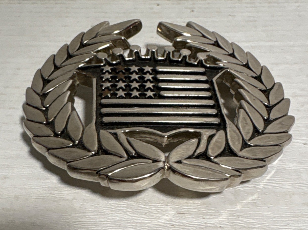 USA Flag Belt Buckle Famous Stars & Straps With Laurel Wreath Design Silver Tone