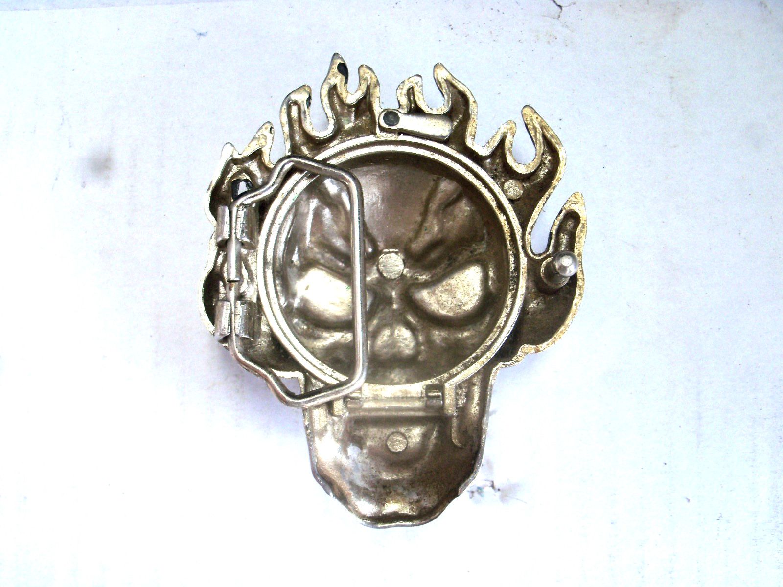BELT BUCKLE, FLAMING SKULL, SILVER COLOR WITH CREAM ENAMEL