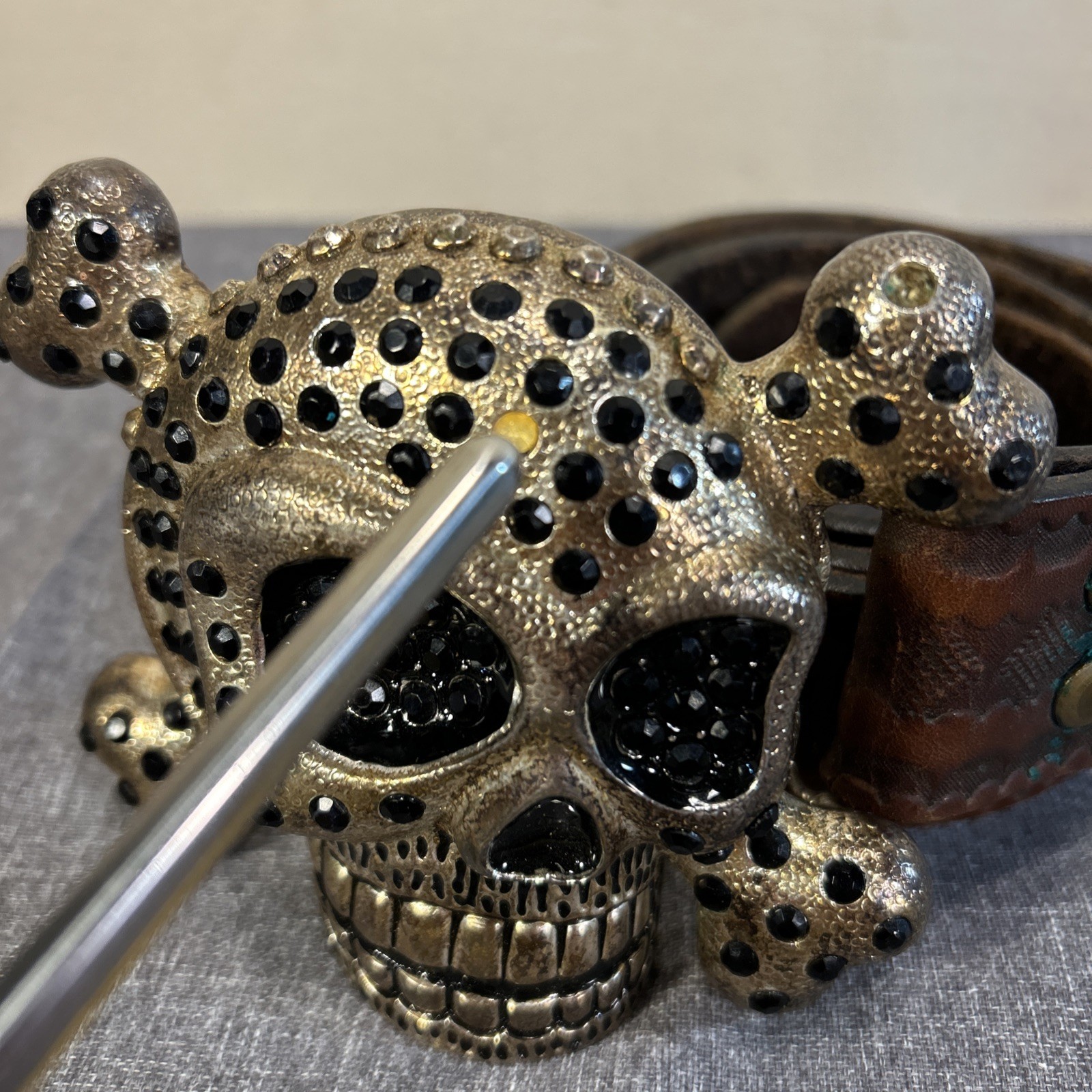 Skull Pirate And Crossbones With Black Stones Metal Belt Buckle W/Leather Belt