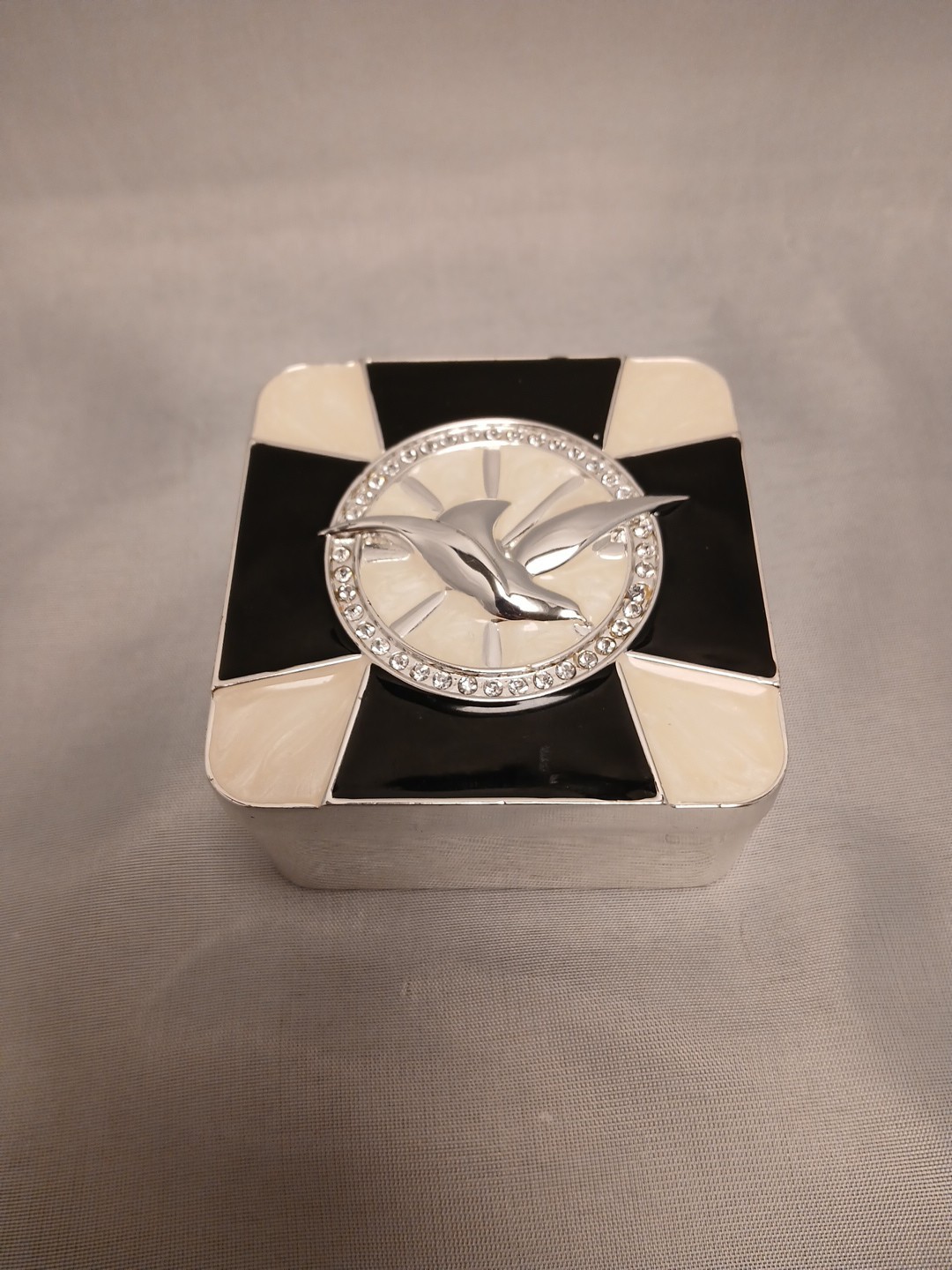 Seagul Tricket Box Enambled Black & White Silvertone Metal