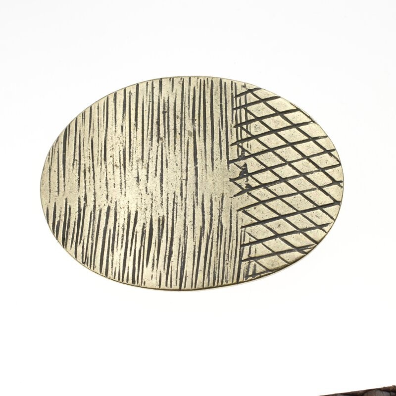Industrial Style Oval Belt Buckle – Striking Texture for Leather Belts
