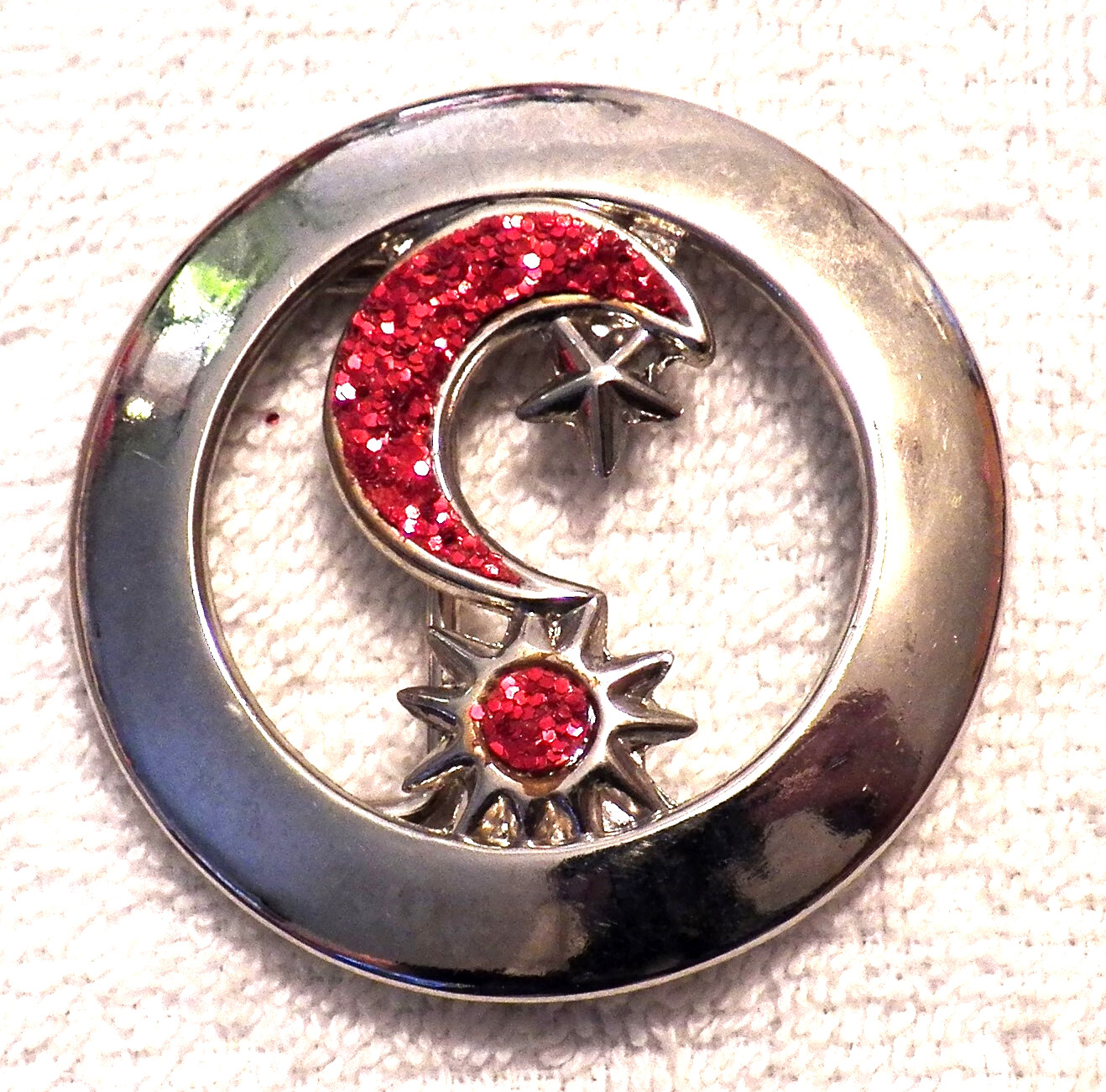 VINTAGE BELT BUCKLE CIRCULAR MOON AND STARS RED COSTUME STONES SILVER TONE BB13