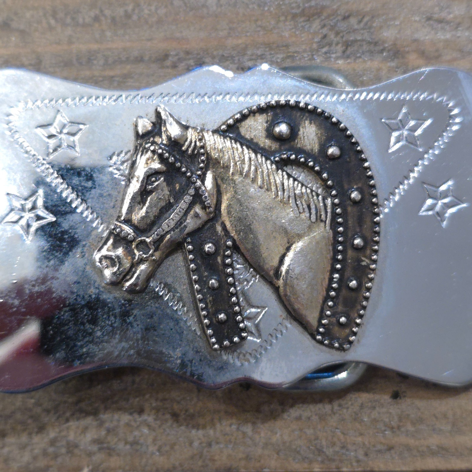 VINTAGE HORSE WITH HORSE SHOE THEME BELT BUCKLE