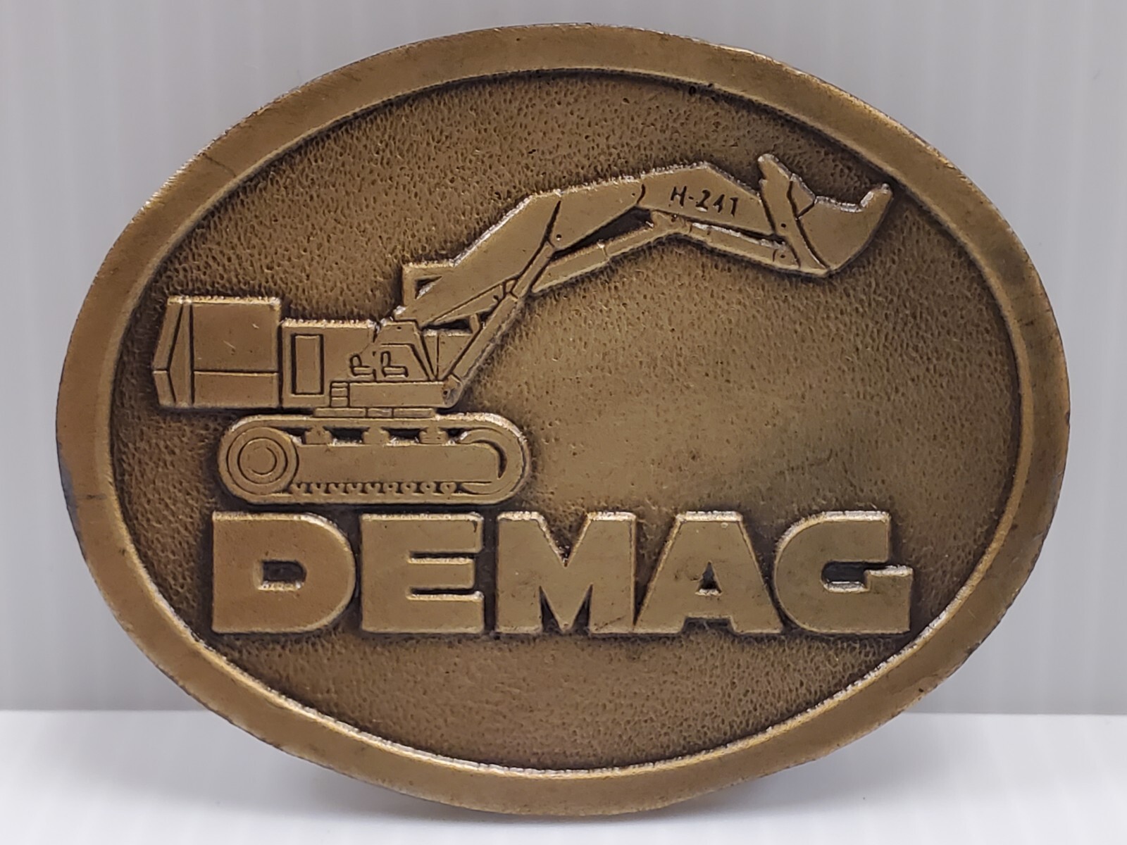 DEMAC Belt Buckle Excavator – Hit Line USA – Construction Vehicle Nice