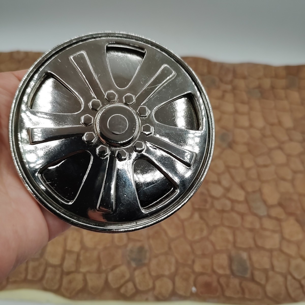 Spinning Tire Rim Wheel Spinner Cut-Out Alloy Belt Buckle Chrome