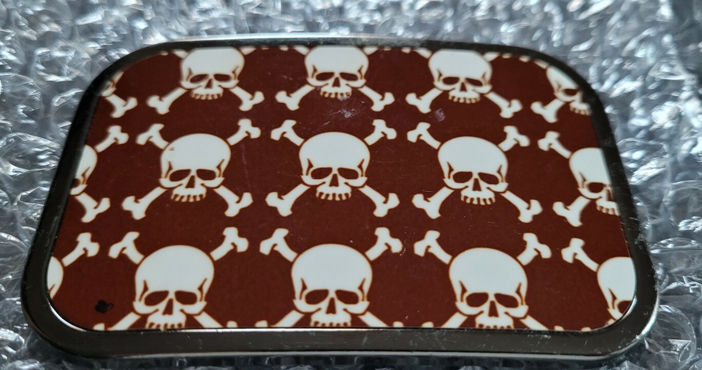 SKULL AND CROSSBONES PIRATE CROSS BONES RED WHITE PATTERN BELT BUCKLE DOWN