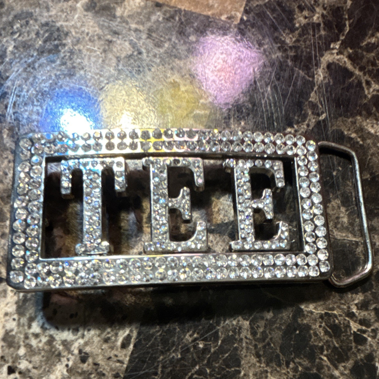 Men&rsquo;s Silver/Clear Rhinestone Bling « TEE » Metal Clip Belt Buckle 1.5 in