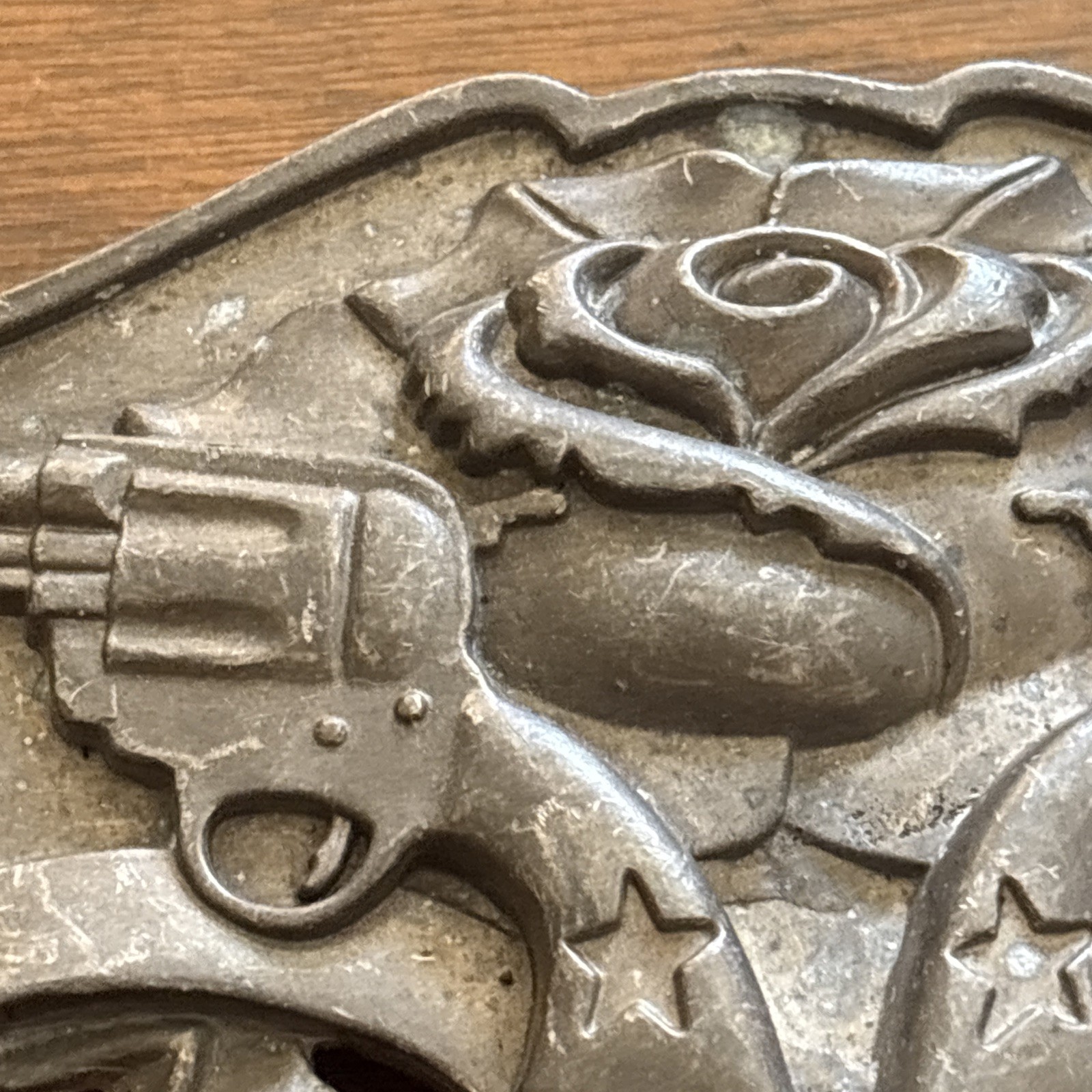 Famous Stars and Straps Guns And Rose Design Belt Buckle