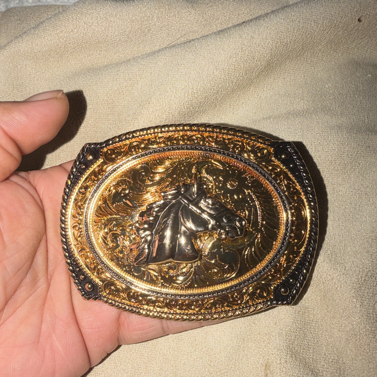 Men&rsquo;s Western Oval Belt Buckle Gold Tone Horse Head Floral Engraved 1.5&Prime;