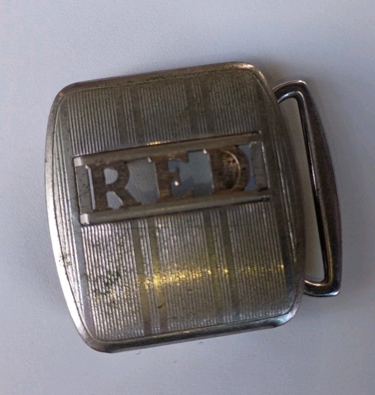SWANK DELUXE SILVER PLATE BRONZE BELT BUCKLE « RED » MONOGRAM