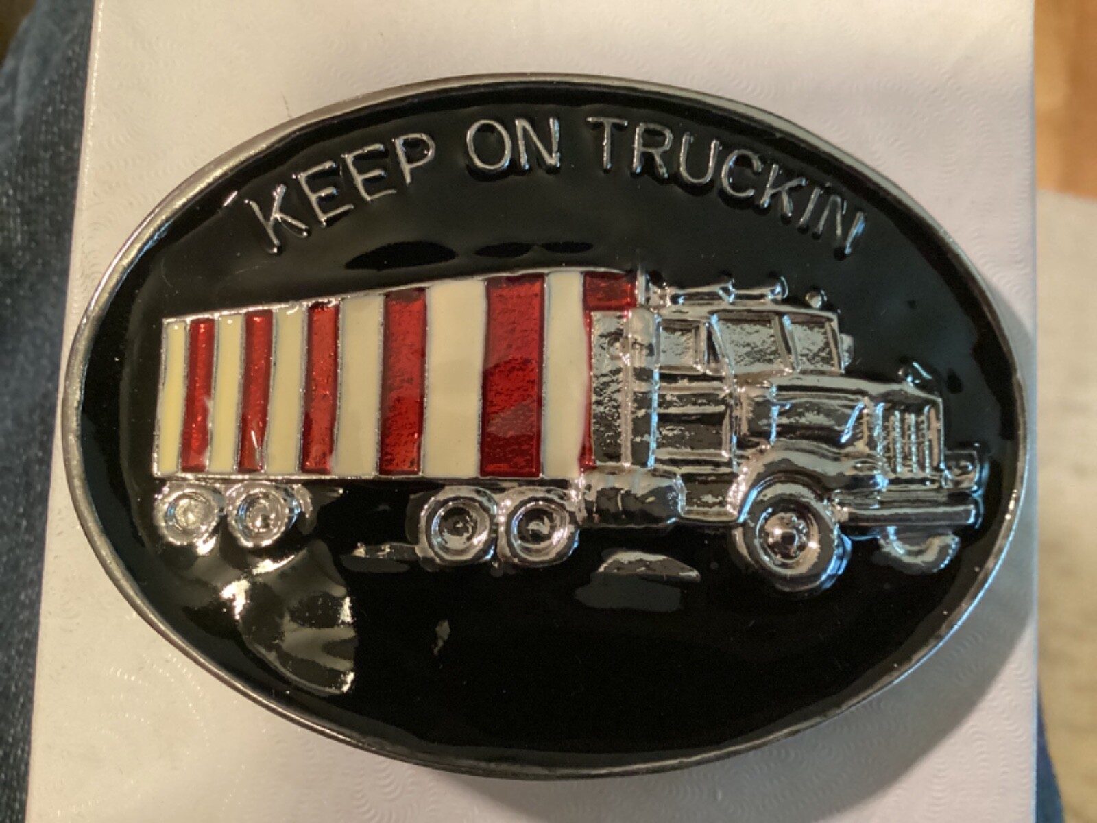 VINTAGE KEEP ON TRUCKING ENAMEL MEN&rsquo;S BELT BUCKLE STAMPED 2060