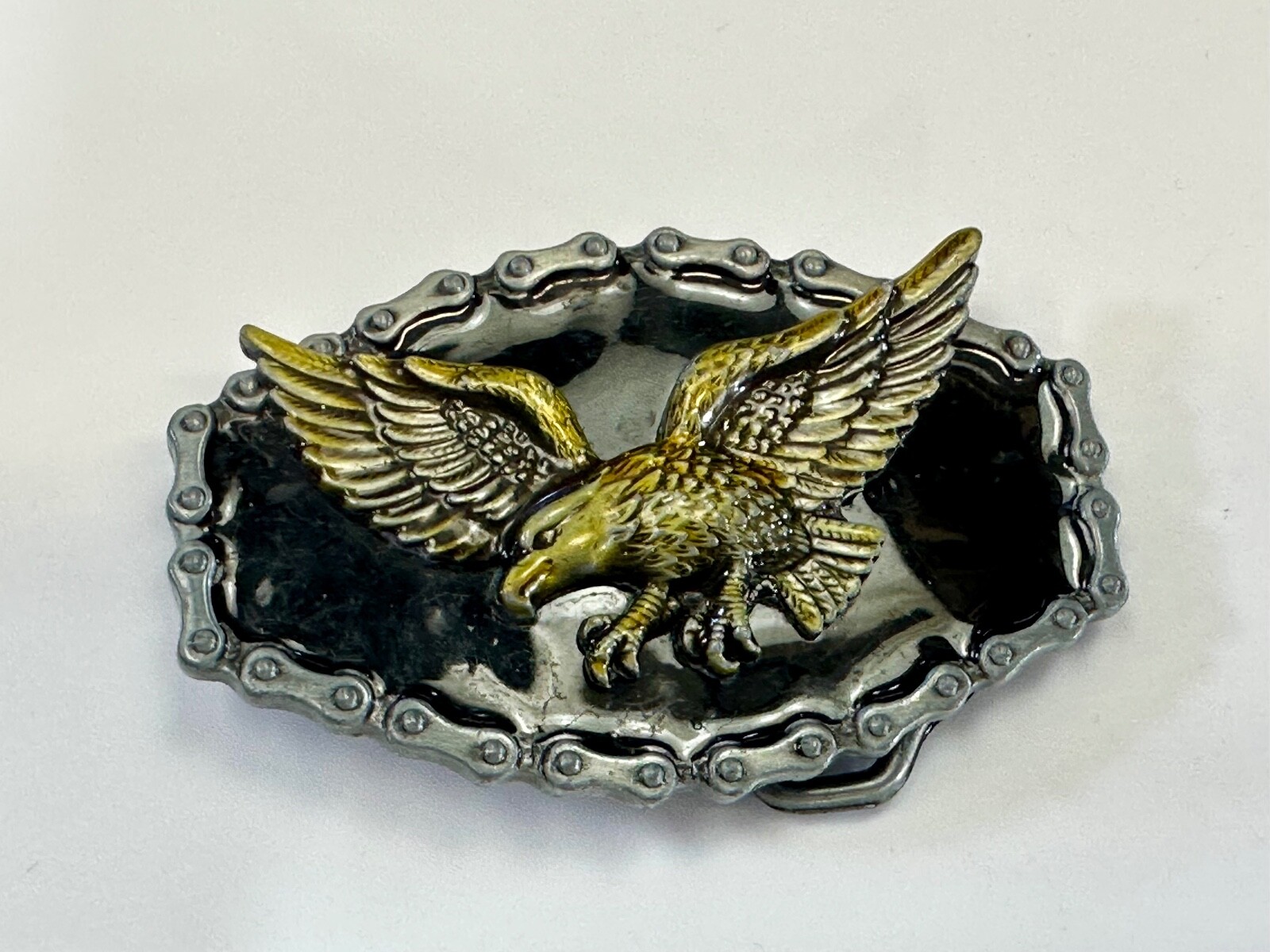 Bikers Patriotic American Eagle Flying Hunting Vtg. belt buckle w/ chain boarder
