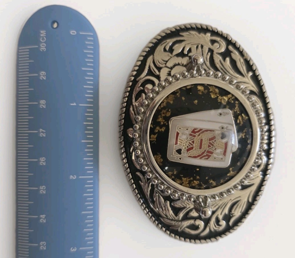 Men&rsquo;s Silver Tone Gamblers Belt Buckle With 24k Gold Flakes