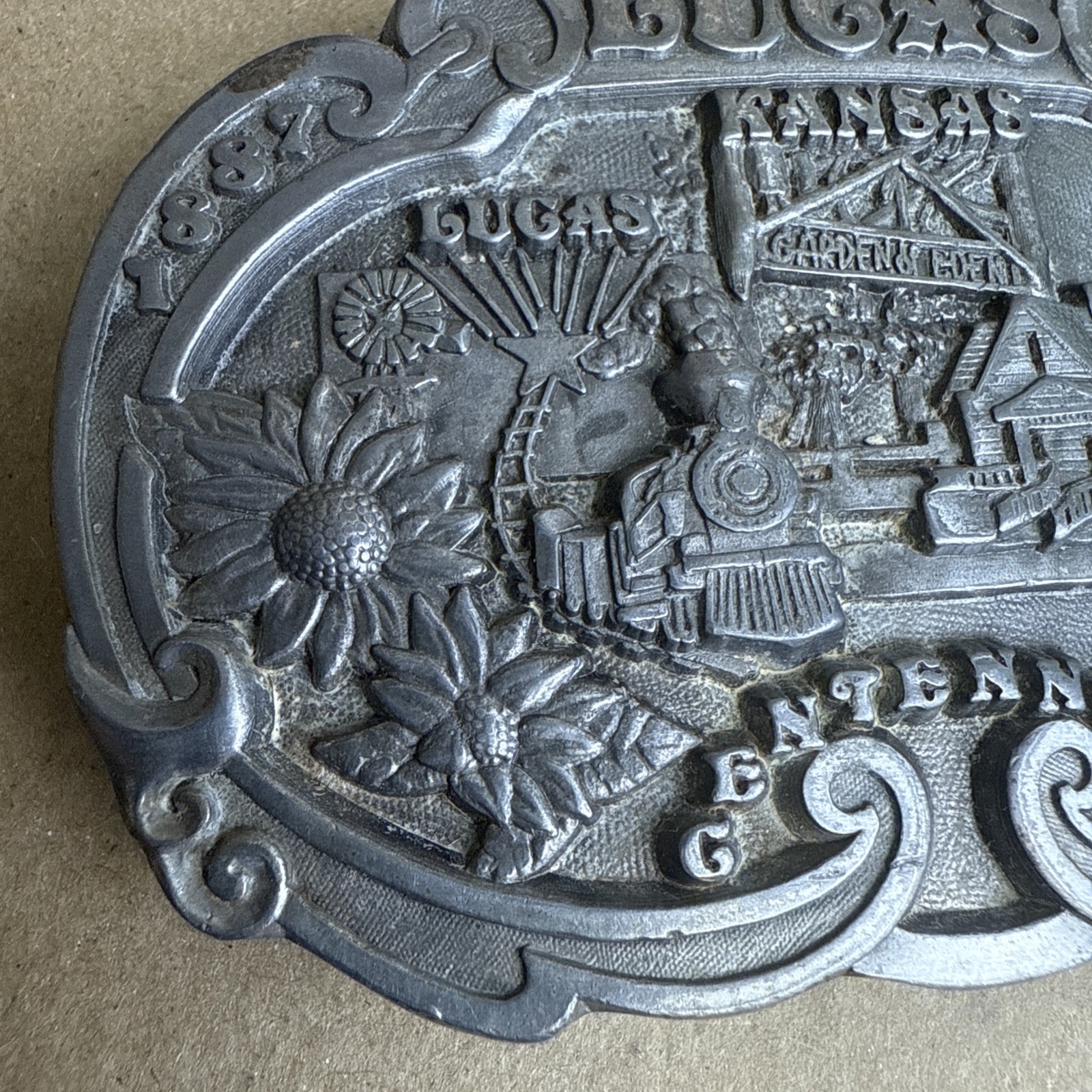 Lucas Kansas 1987 Centennial Garden Of Eden Metal Belt Buckle Dart (281/500)