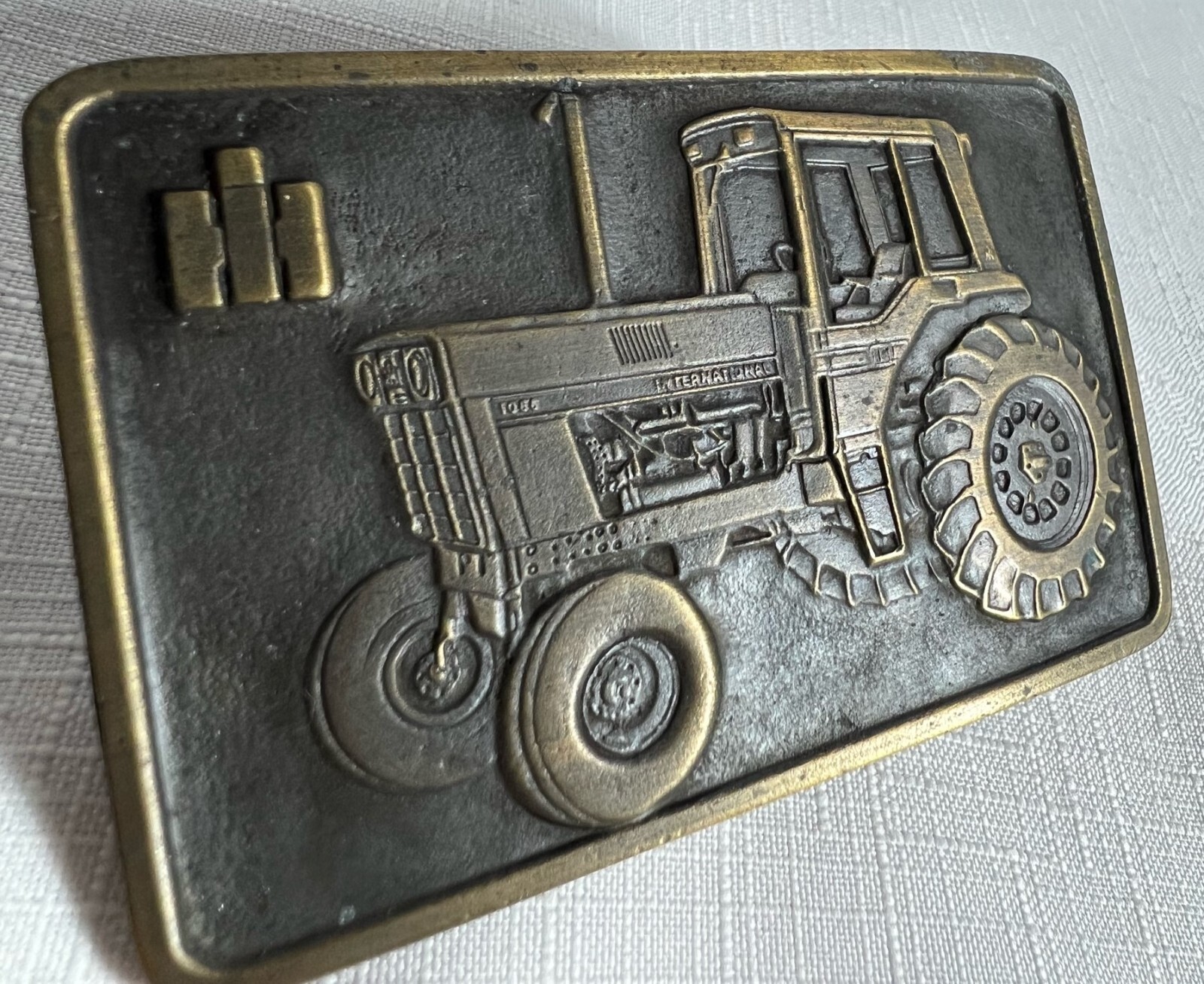 Vintage Metal Belt Buckle International Harvester Tractor (3 3/8&Prime; x 2 1/4&Prime;)