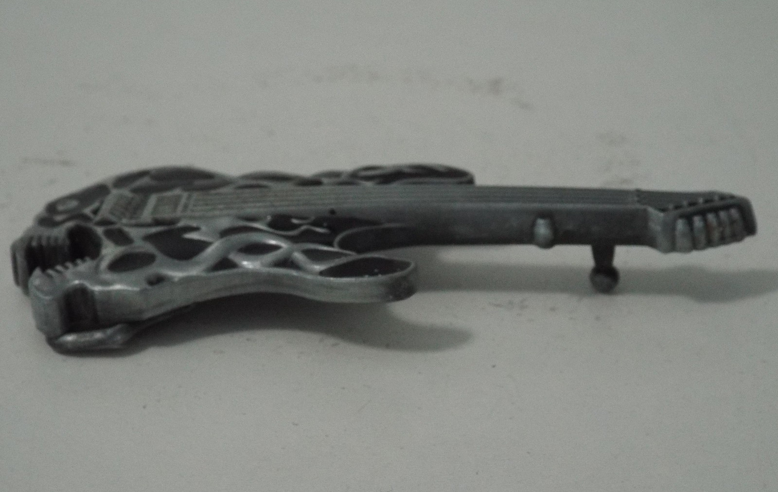 Jean&rsquo;s Friend « Flaming Fanged Guitar Skull » Silvertone Metal 4&Prime;x2&Prime; Belt Buckle