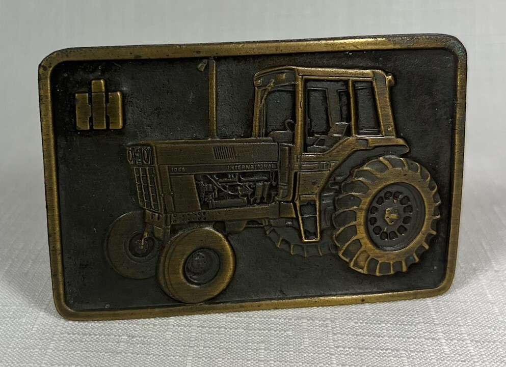 Vintage Metal Belt Buckle International Harvester Tractor (3 3/8&Prime; x 2 1/4&Prime;)