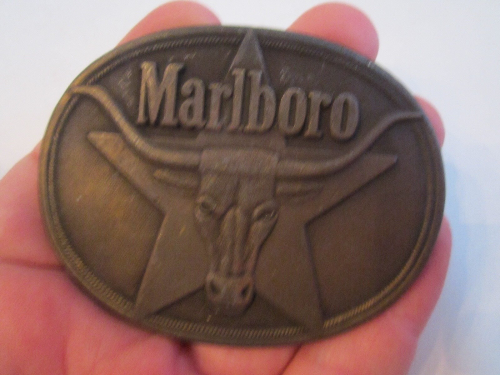 1987 PHILIP MORRIS « MARLBORO » BELT BUCKLE – SOLID BRASS – 3 1/4&Prime; X 2 1/2&Prime; – CR