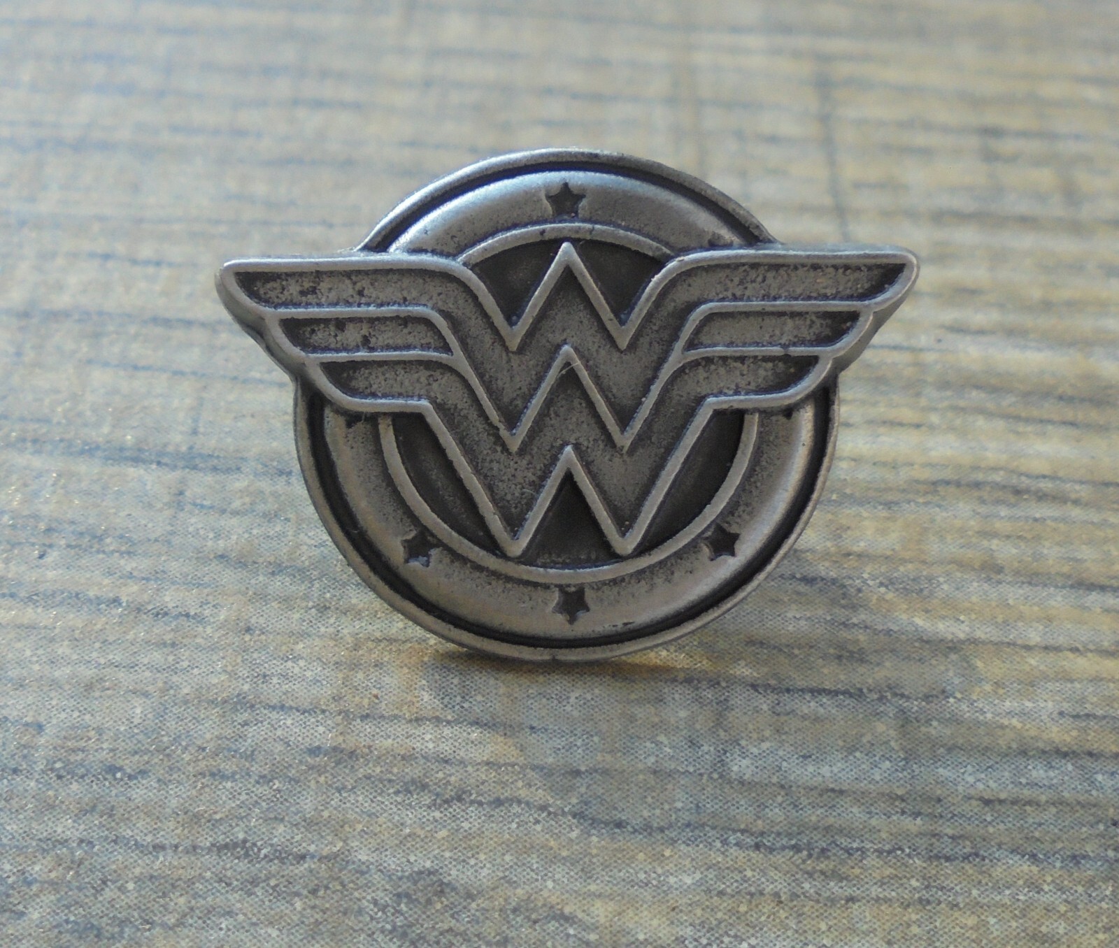 WONDER WOMAN W LOGO HAT PIN SOLID DARKER PEWTER COLOR FINISH-new