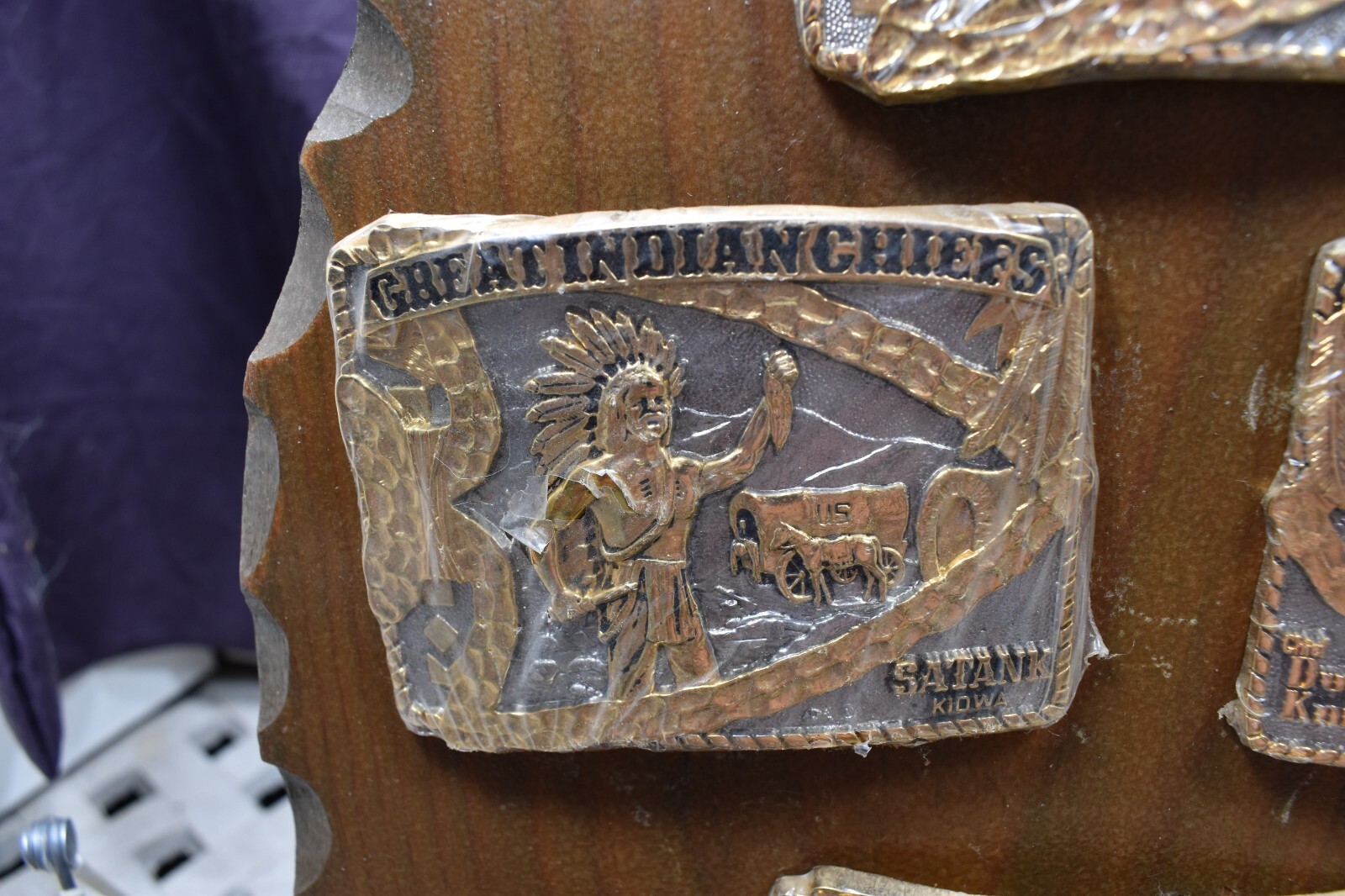 AWARD DESIGN MEDALS PRESENT 12 GREAT INDIAN CHIEFS GOLD SILVER PLATED ON STAND