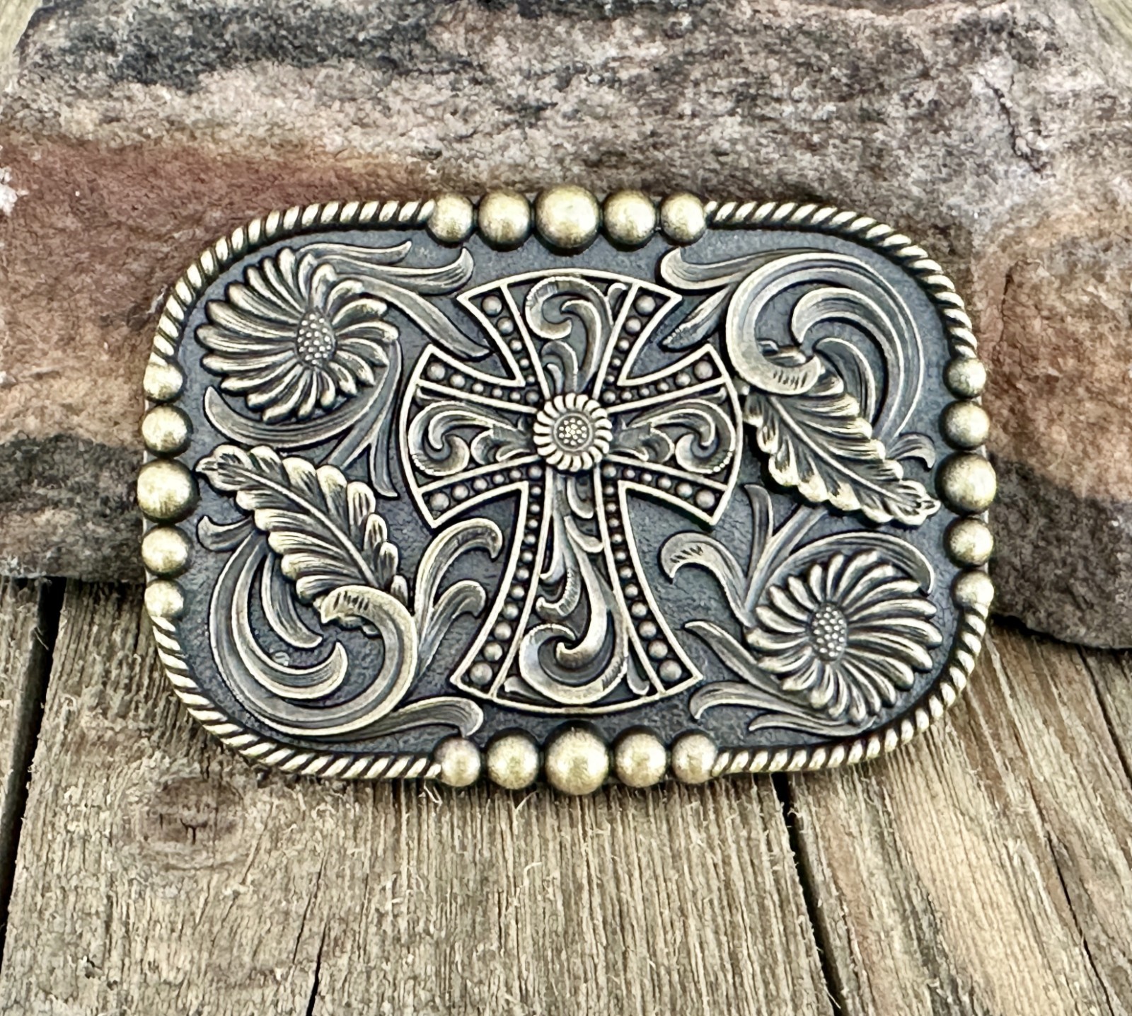 Western Cowboy Belt Buckle with Cross – Antique Bronze Floral Engraved Buckle