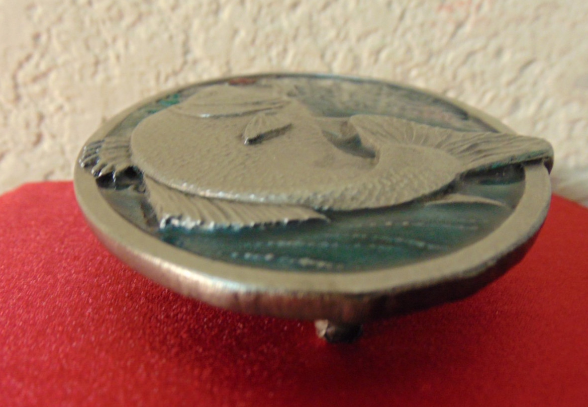 VTG. 1977 BERGAMONT BRASS WORKS « STRIKING BASS » BELT BUCKLE Model: X-144