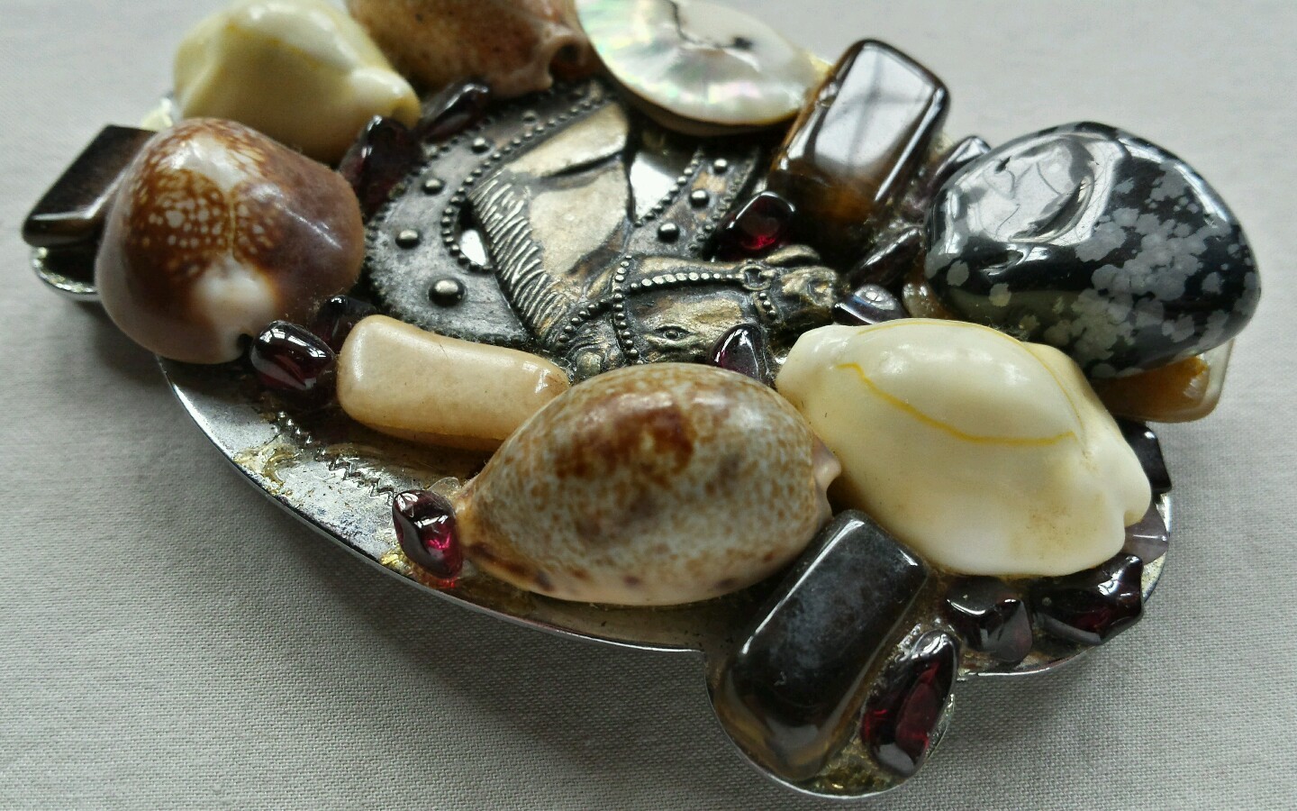 HORSE SHOE BELT BUCKLE UNIQUELY CUSTOMIZED W INTERESTING COLORED SHELLS & STONES