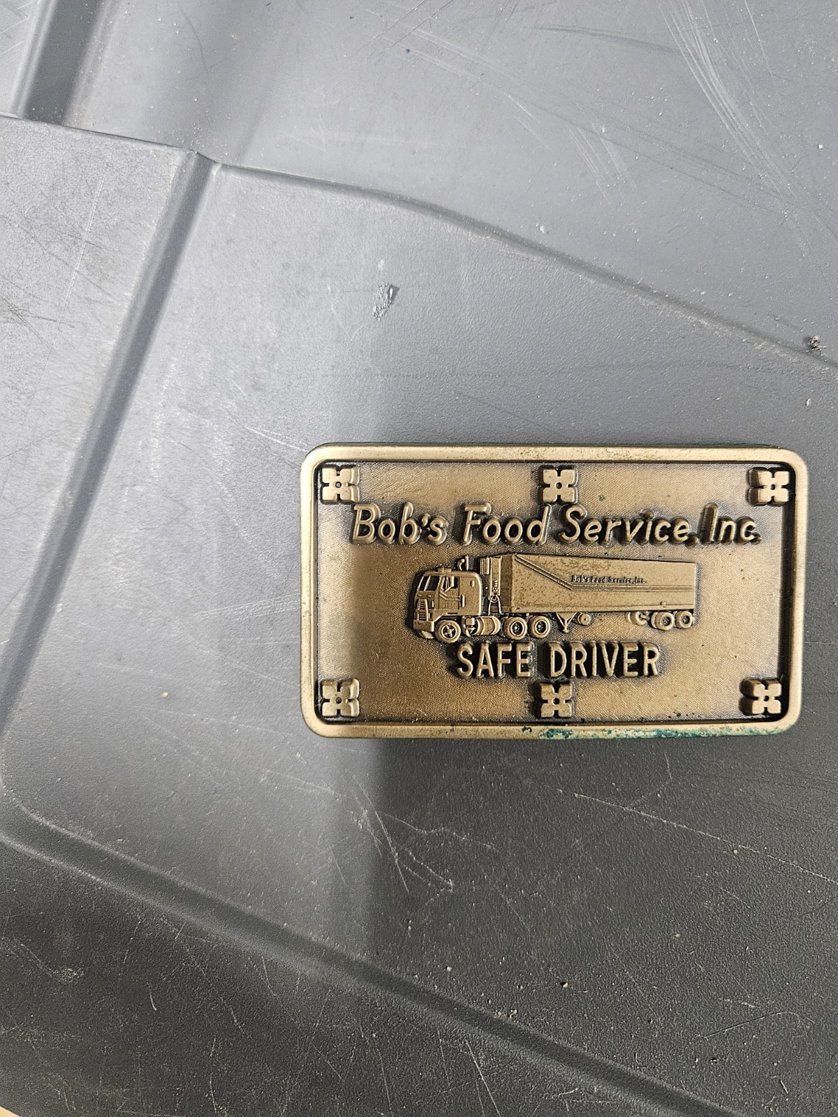 3 Bult Buckle One Button Pin