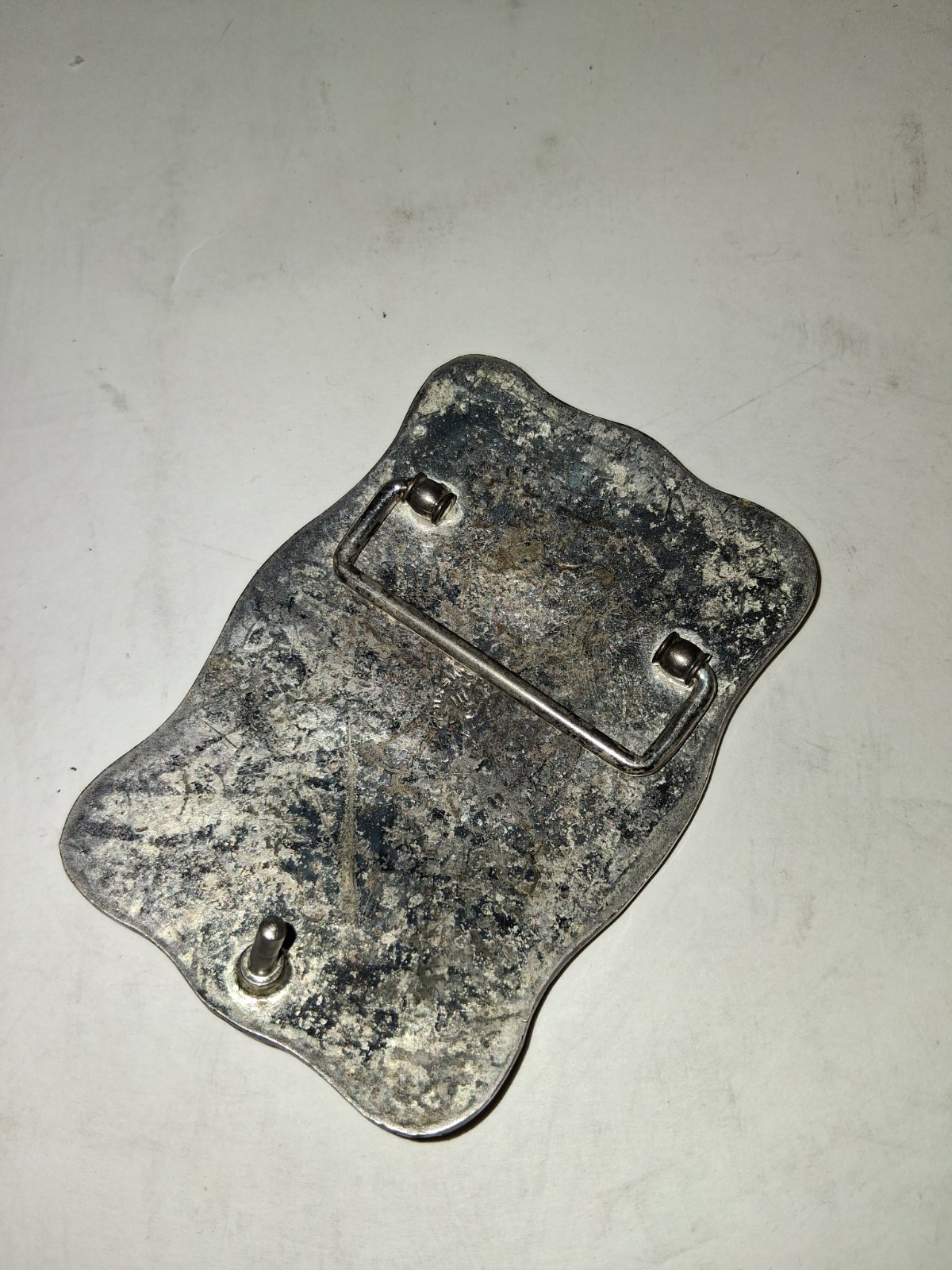 western-style belt buckle features a silver-toned textured background