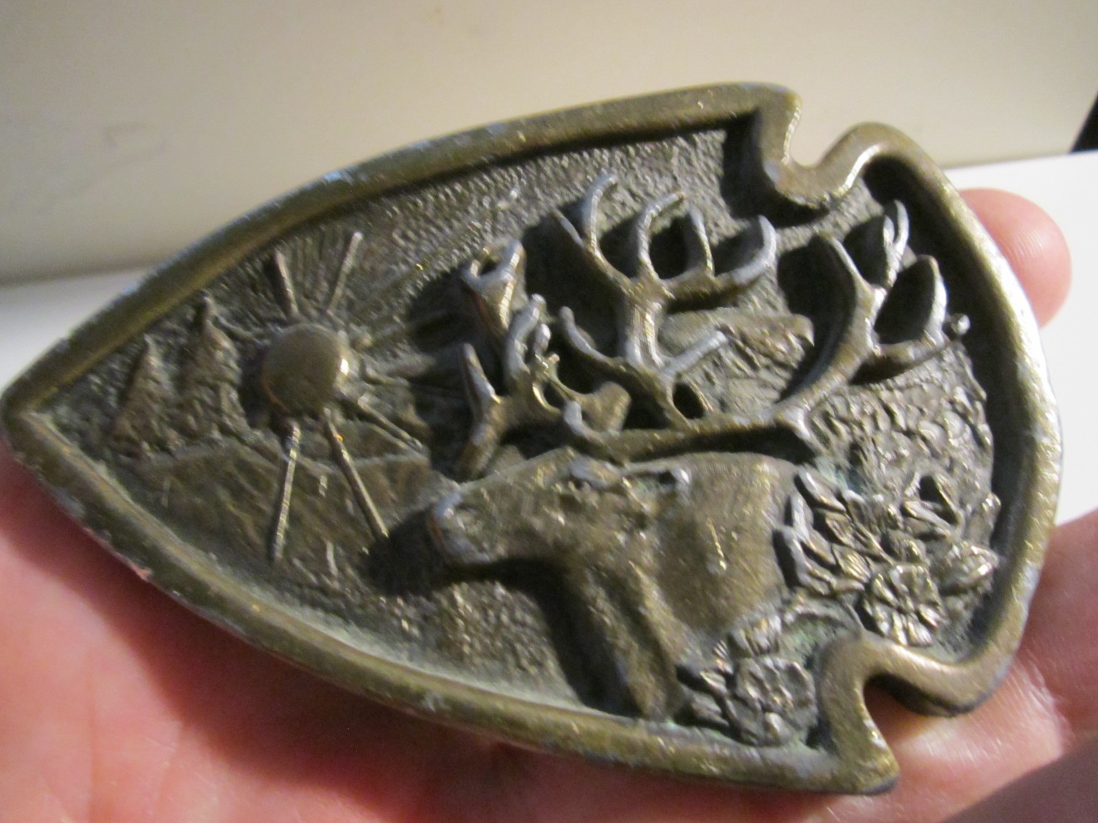 1979 DEER SCENE WITH SUNSHINE BELT BUCKLE HEAVY- GW-26