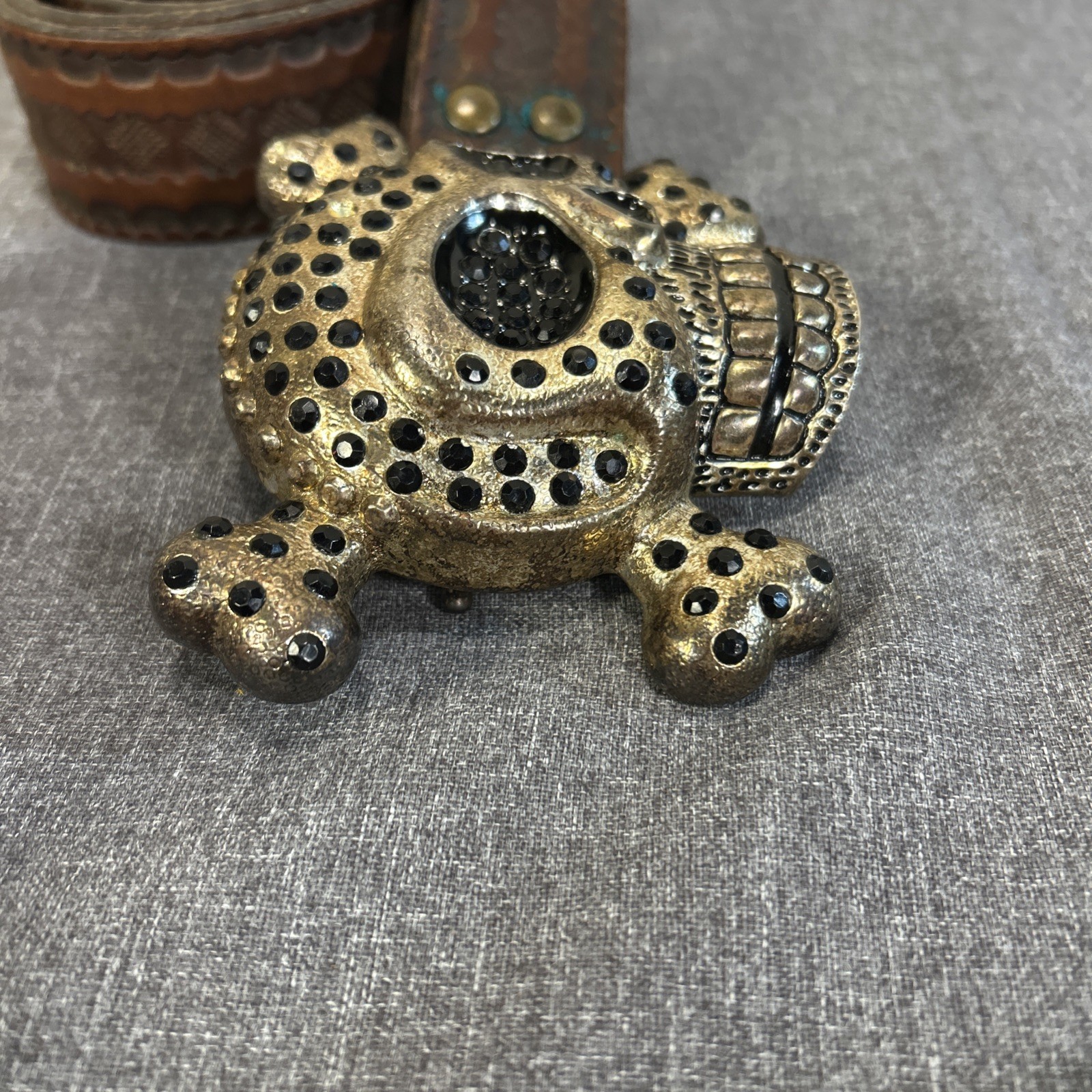 Skull Pirate And Crossbones With Black Stones Metal Belt Buckle W/Leather Belt