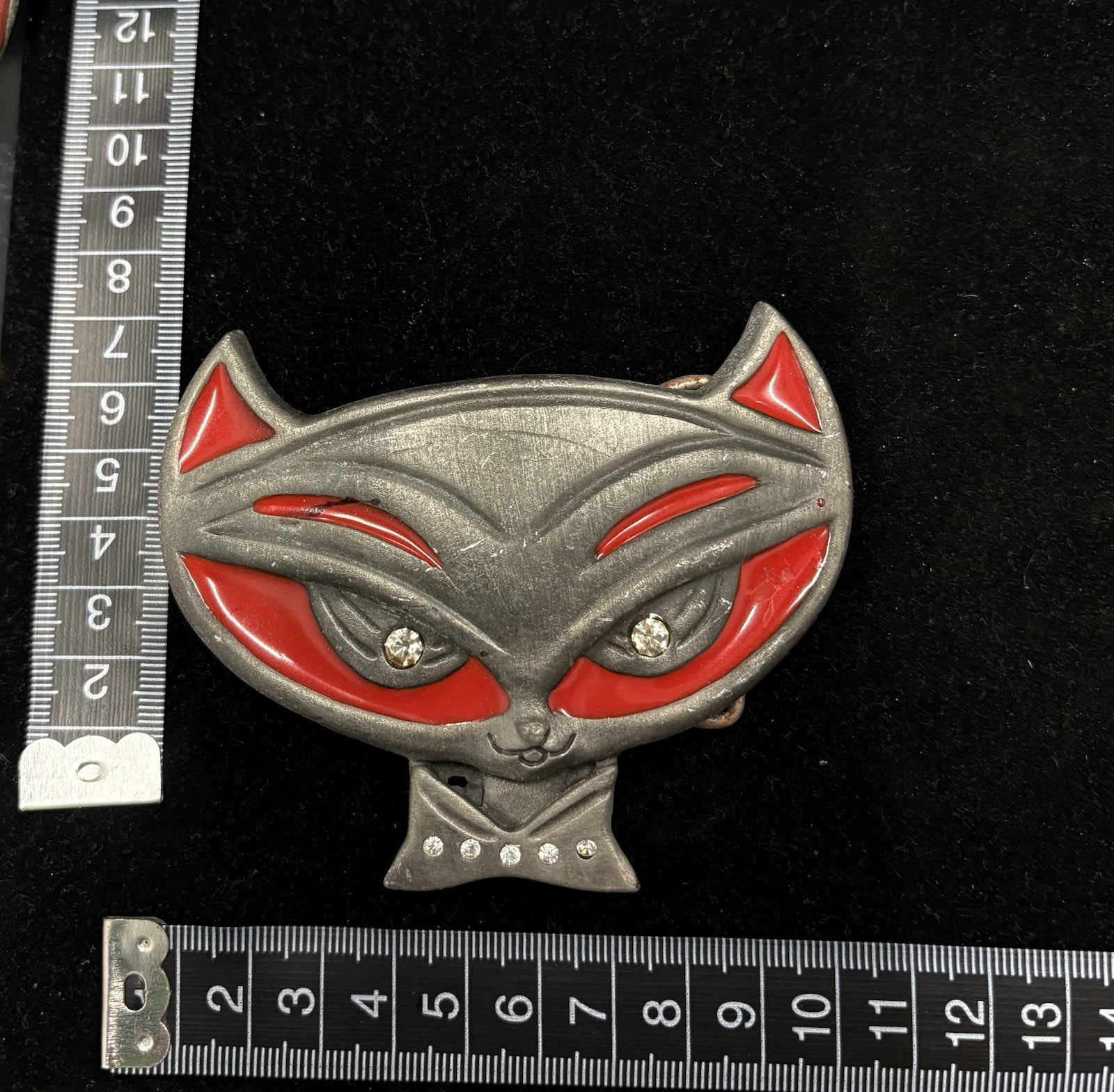 Vintage Heavy metal brand toned cat head design with red enamel belt buckle RARE