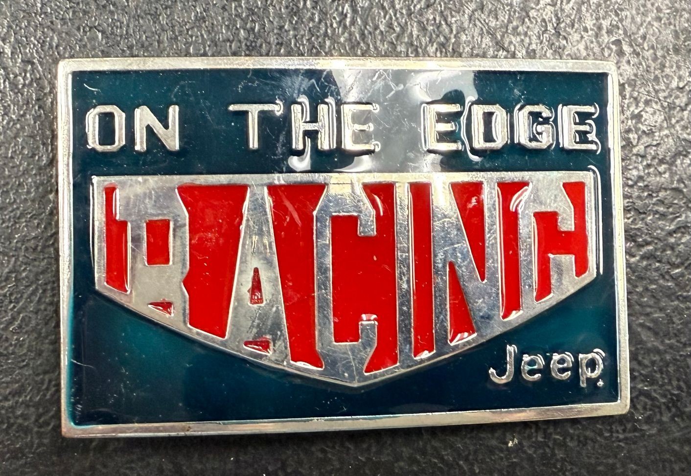 🏁 Jeep « On The Edge Racing » Belt Buckle – Red & Silver Motorsport Style 🏁