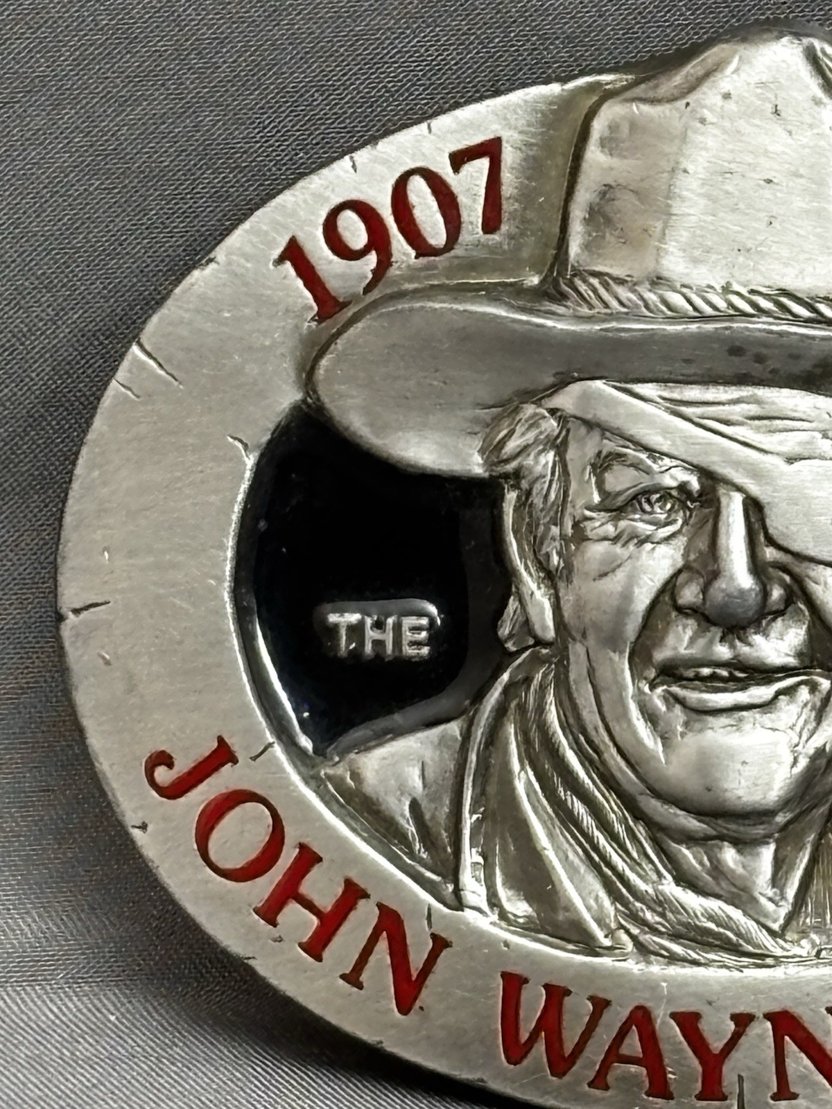 VINTAGE 1979 Belt Buckle The « DUKE » JOHN WAYNE LIVES Western Style Masterpiece