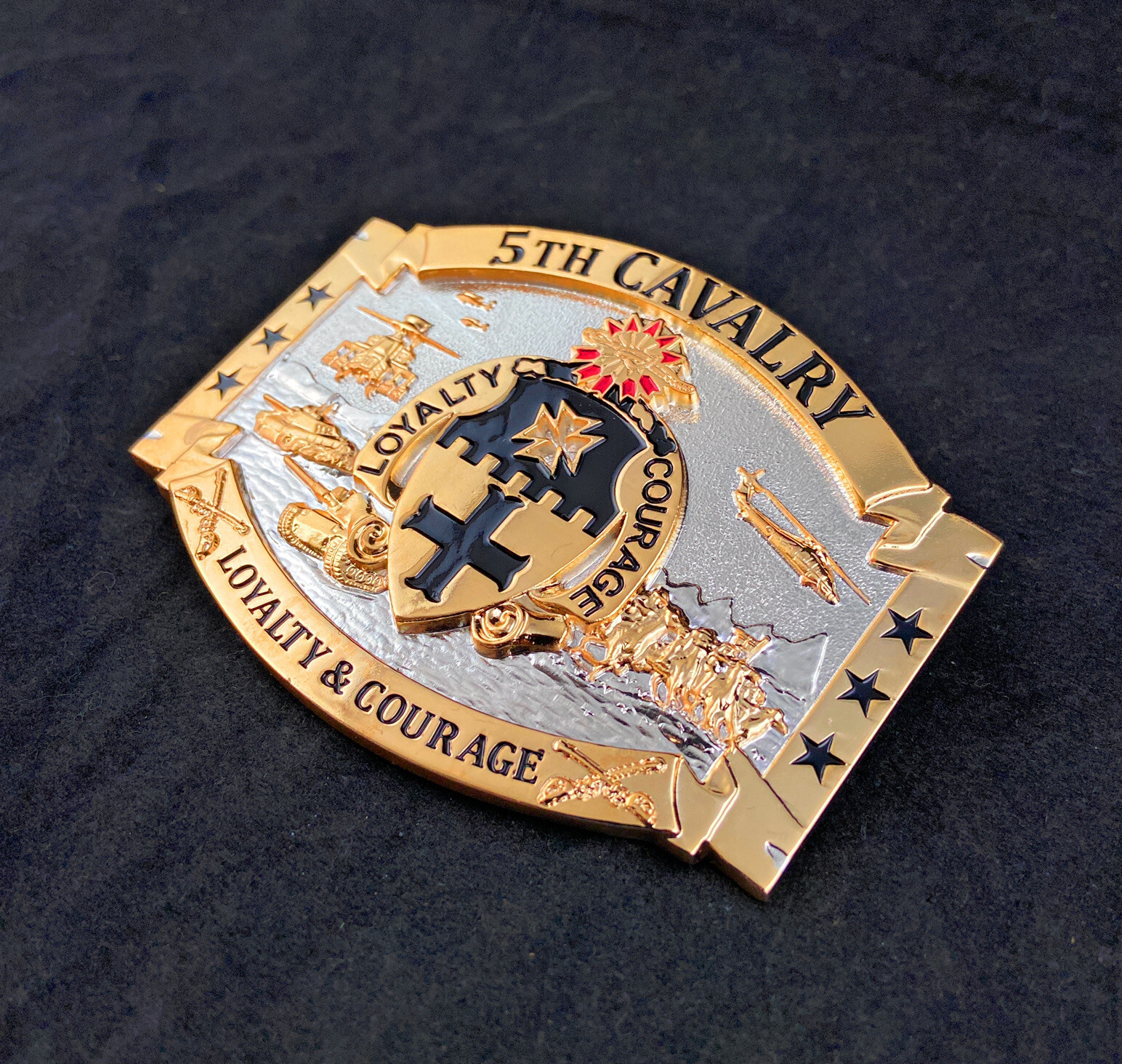 🌟US Army 5th Cavalry Regiment « Black Knights » Insignia, Gold Silver Belt Buckle
