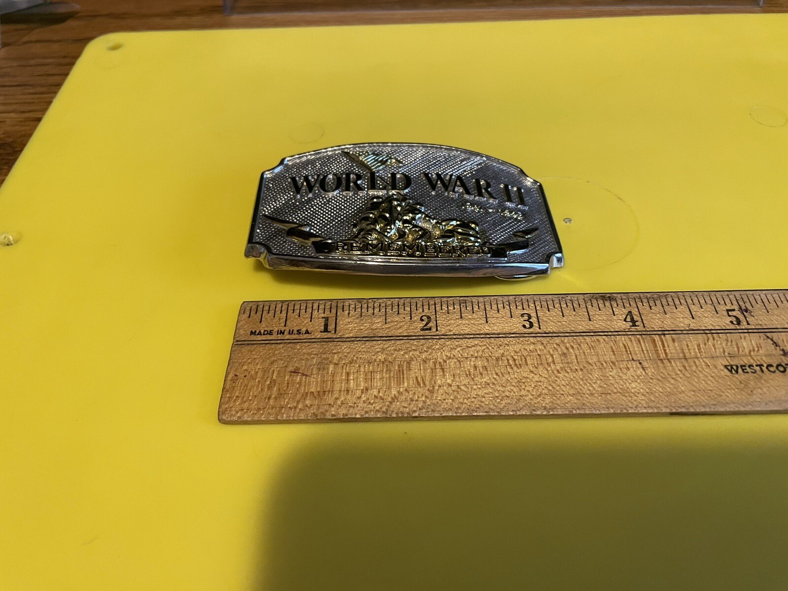 WORLD WAR II “REMEMBERED”UNBRANDED BELT BUCKLE MADE USA NEW WO/PKG 2×3.5” L41
