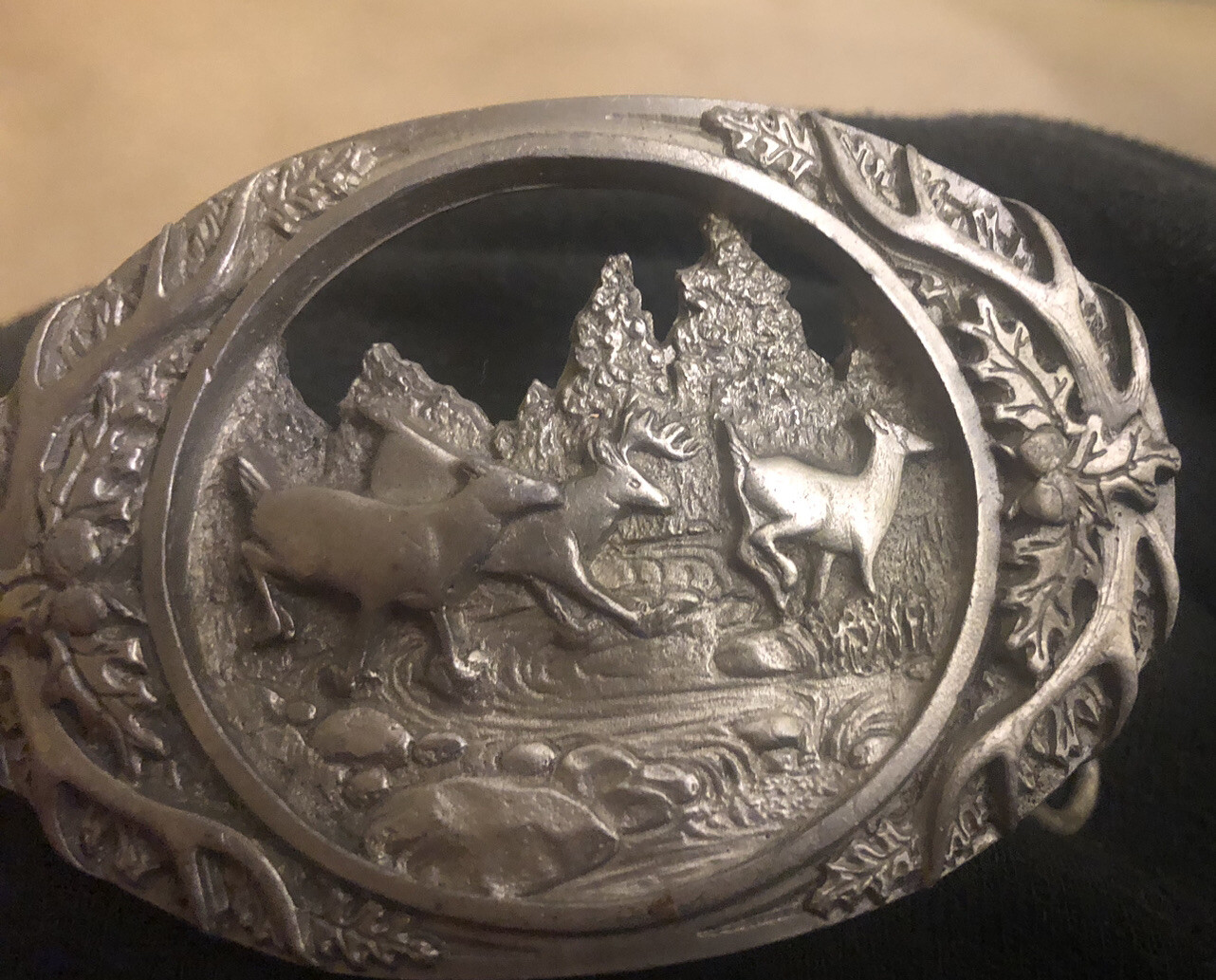 MEN&rsquo;S PEWTER ? 1990 C + J INC DEER SCENE AND ANTLER BELT BUCKLE MADE IN USA