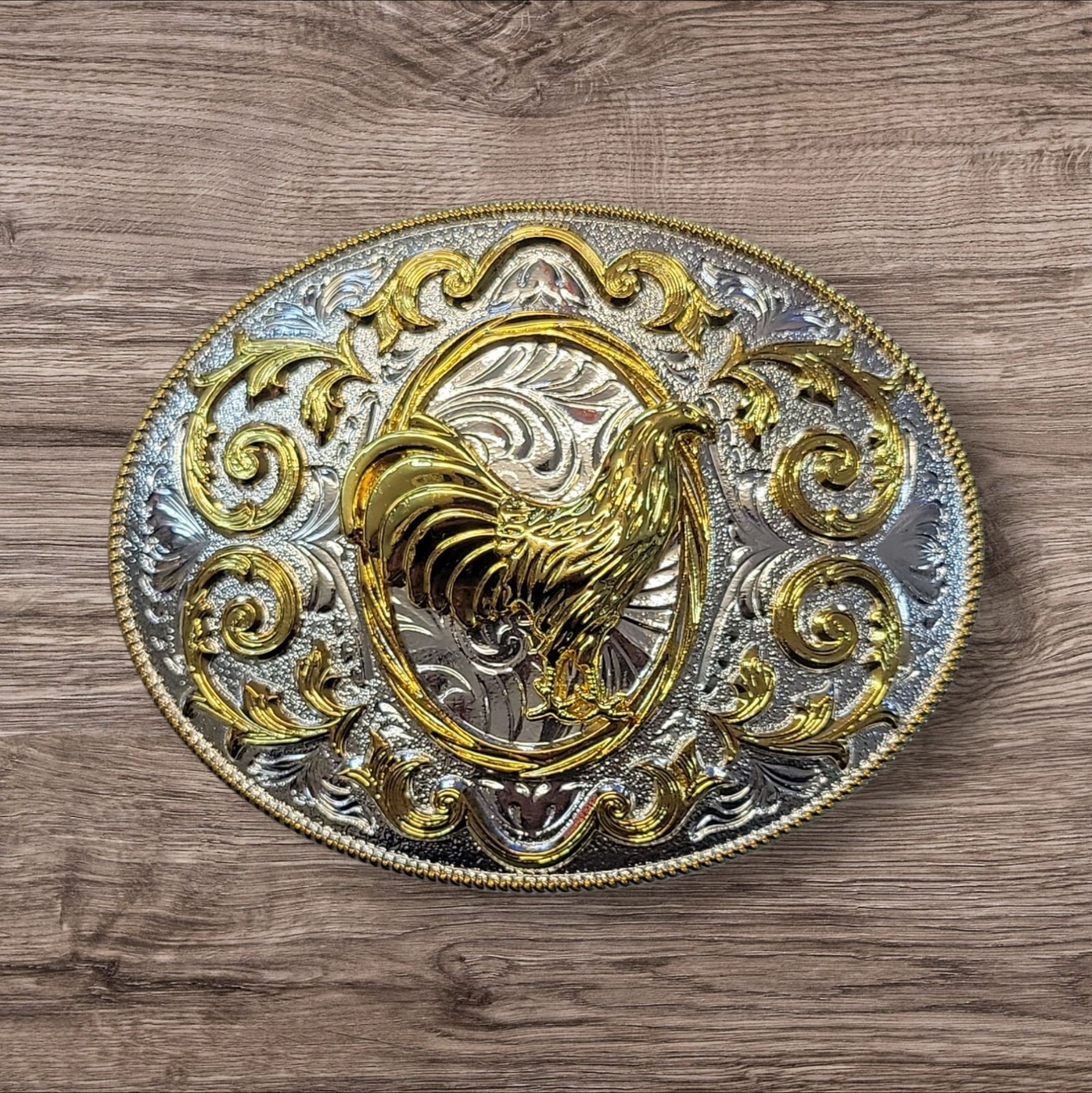 Cowboy Belt Buckle For Man – Rooster 4.25&Prime;x3.25&Prime; Silver Tone/Gold