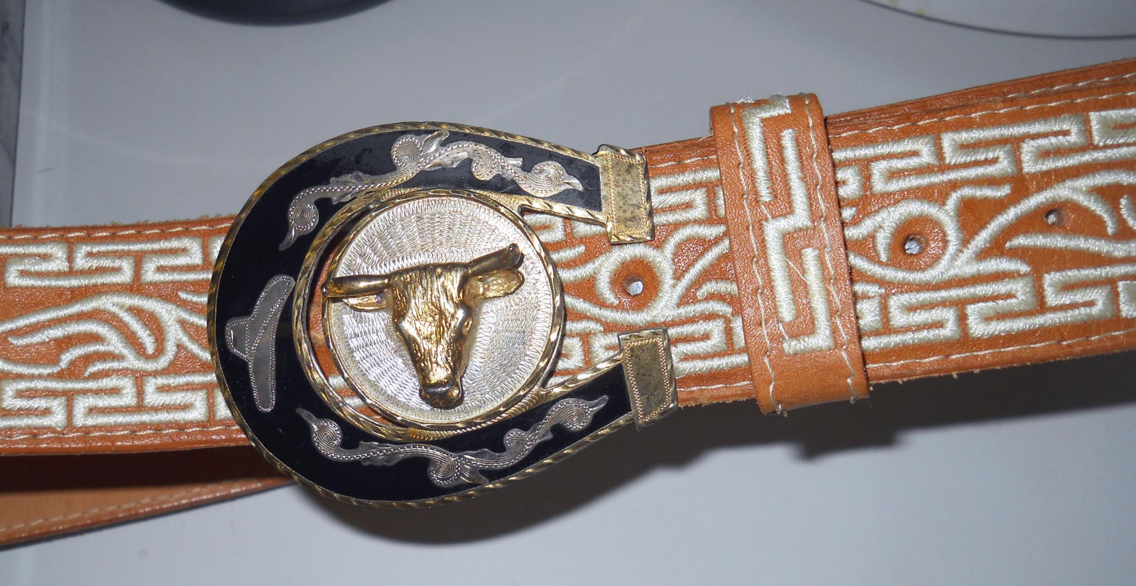 HORSESHOE AND BULL HEAD BELT BUCKLE AND WESTERN LEATHER DECORATE BELT