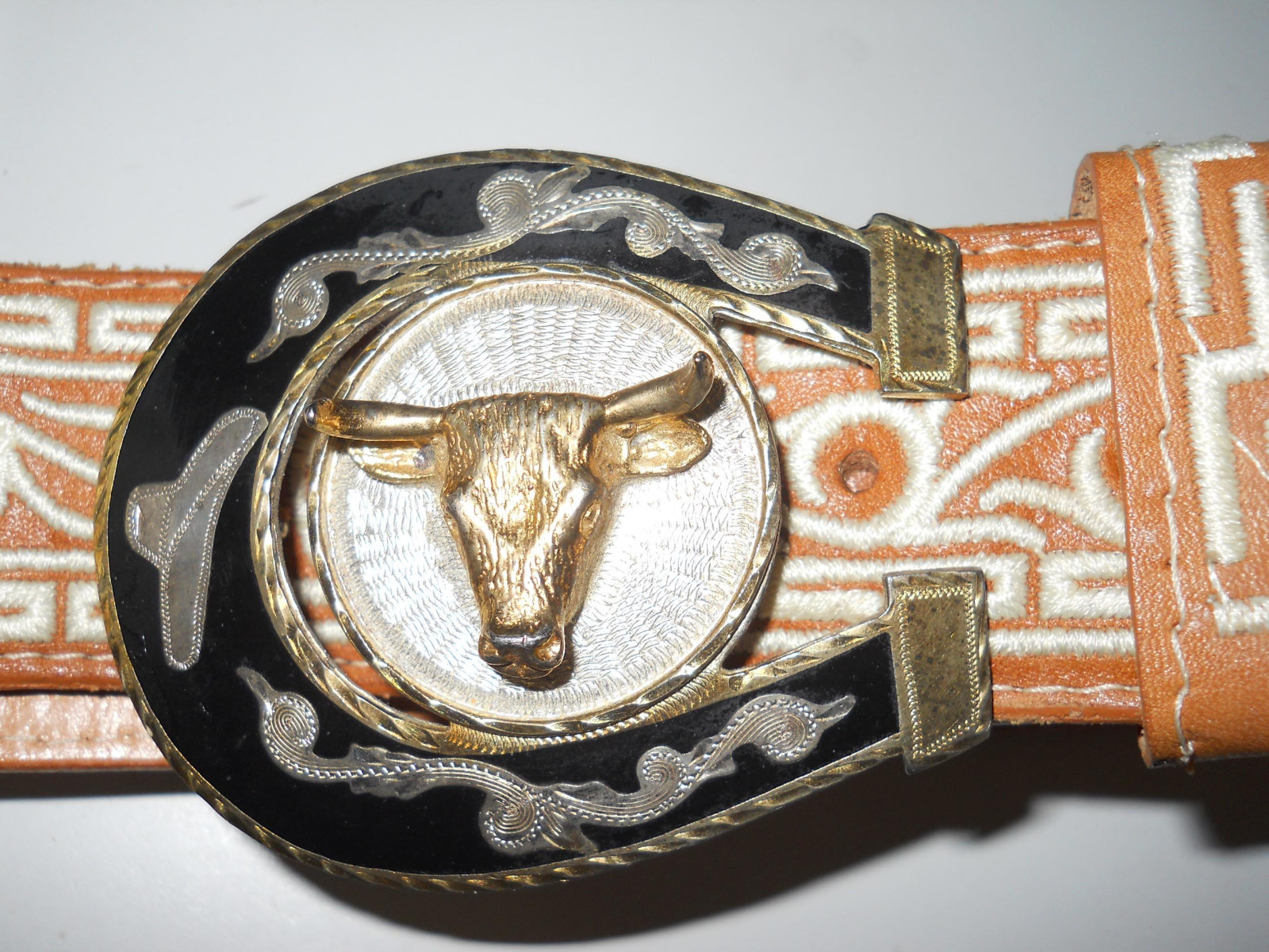 HORSESHOE AND BULL HEAD BELT BUCKLE AND WESTERN LEATHER DECORATE BELT