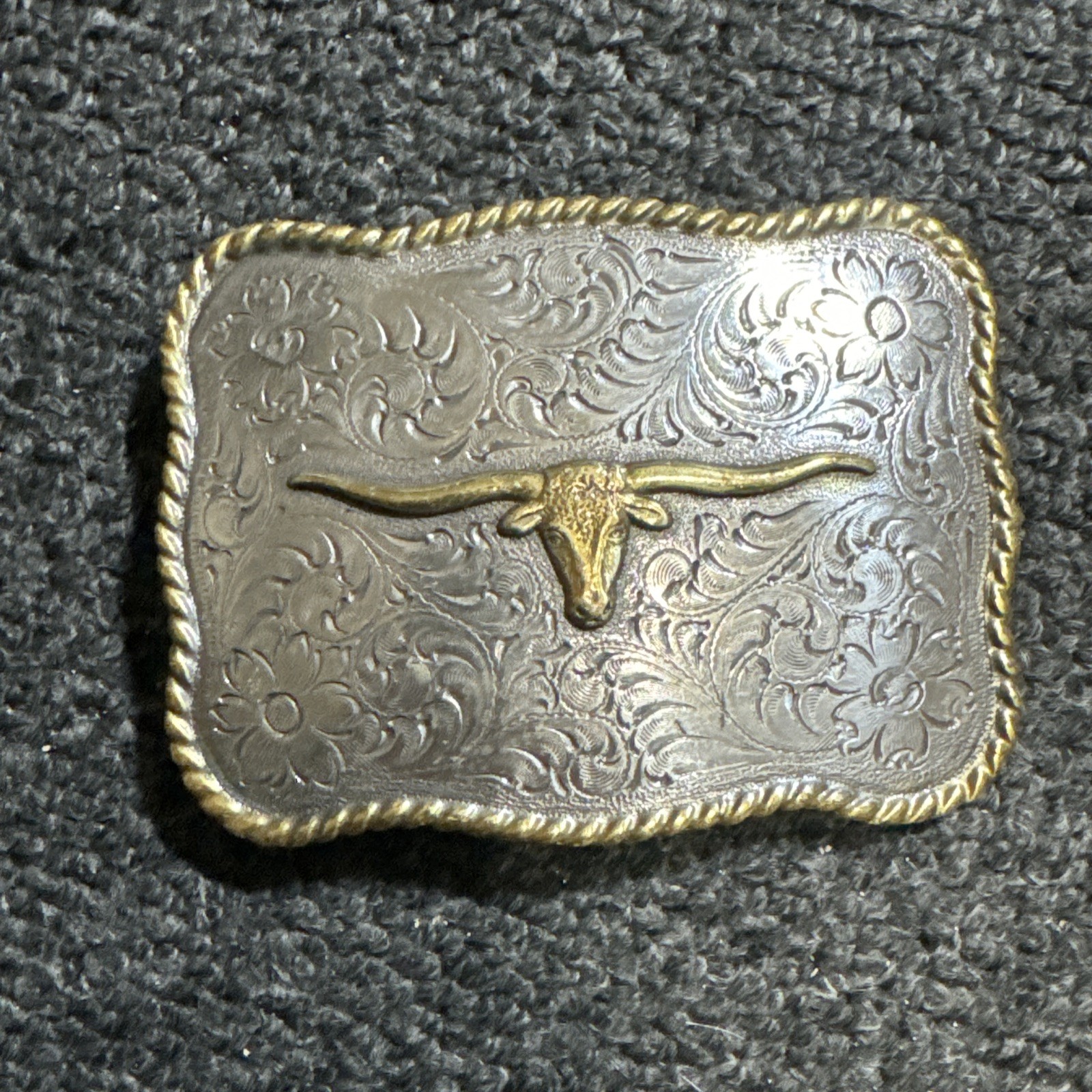 WESTERN STYLE BELT BUCKLE WITH LONGHORN IN THE CENTER 1995 4×3”