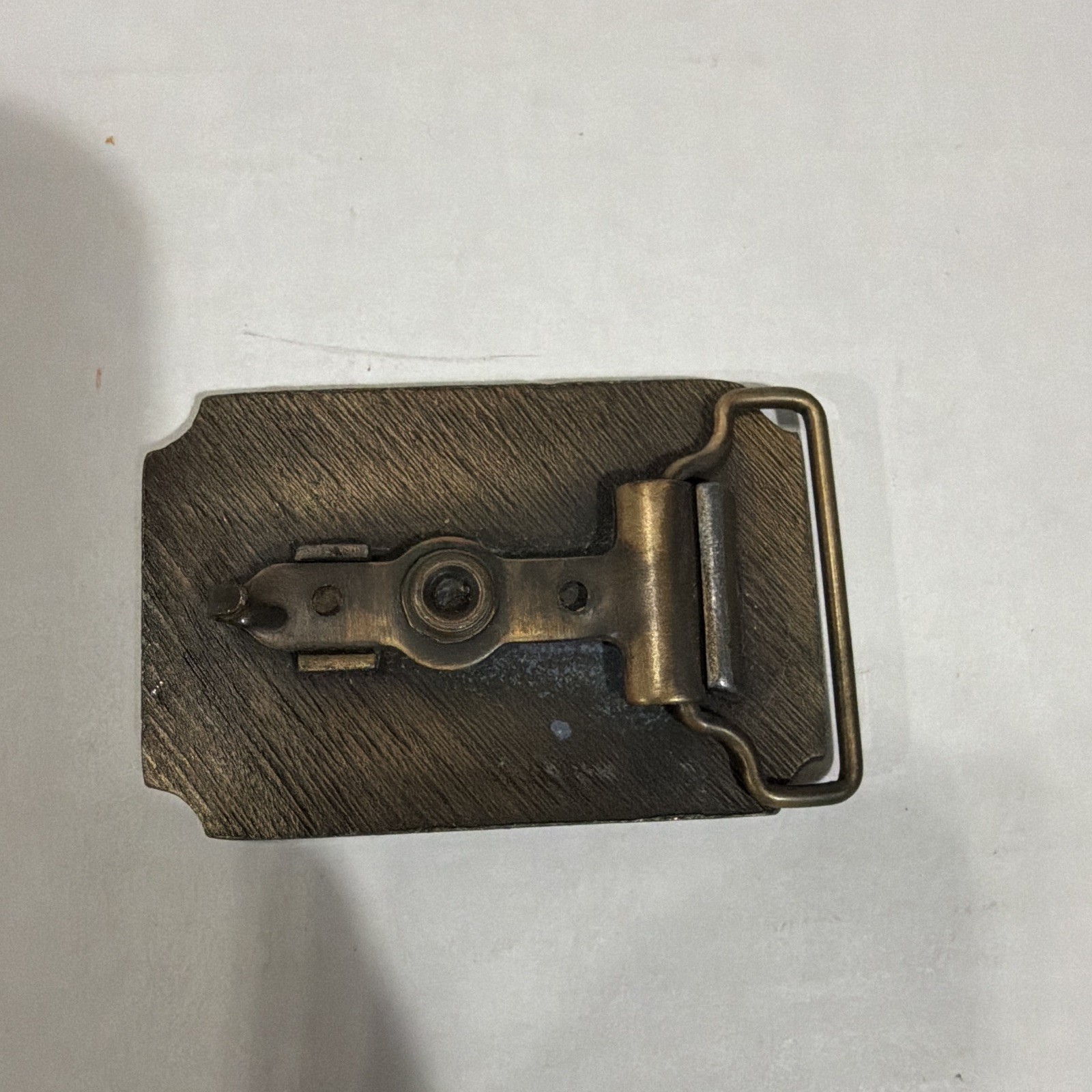 Men&rsquo;s DART Logo Metal Clip Belt Buckle – Bronze/Blue/Red Tone Colors
