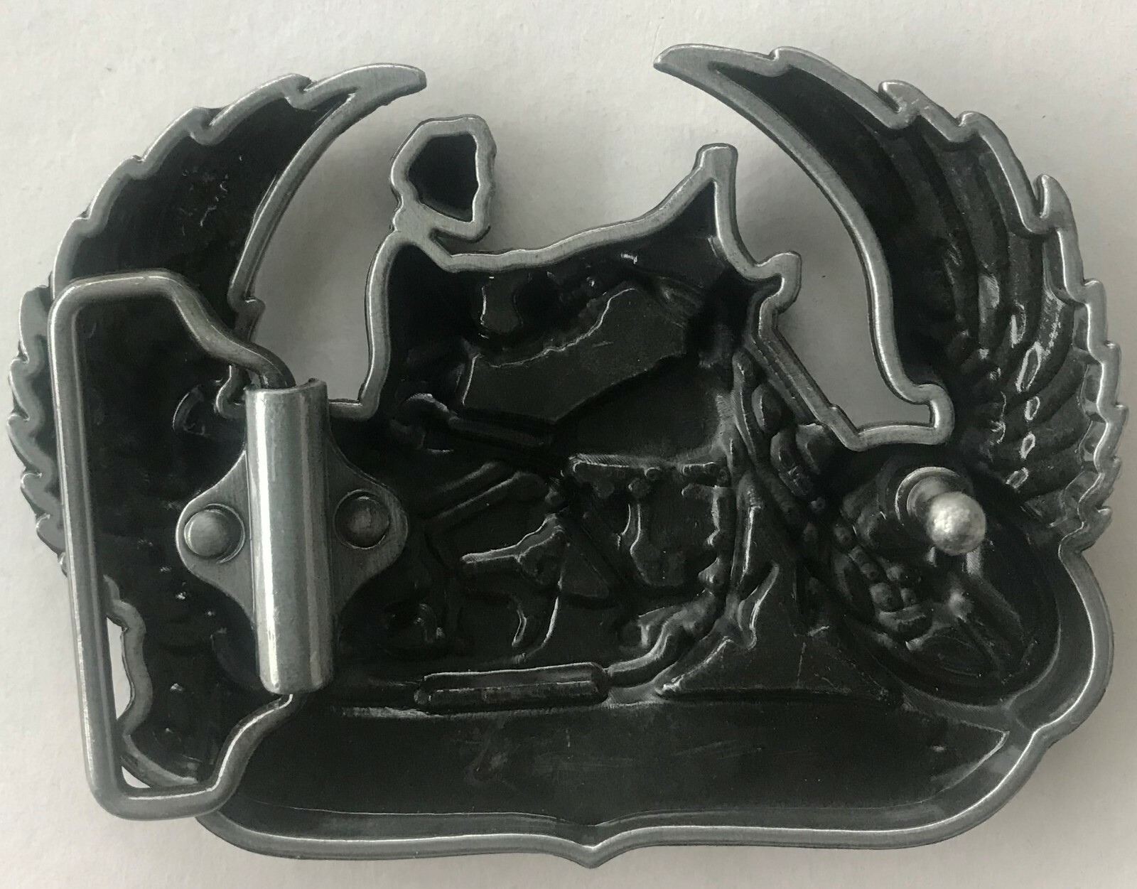 HELL ON WHEELS BELT BUCKLE – SKULL – FLAG ON TANK – BIKER