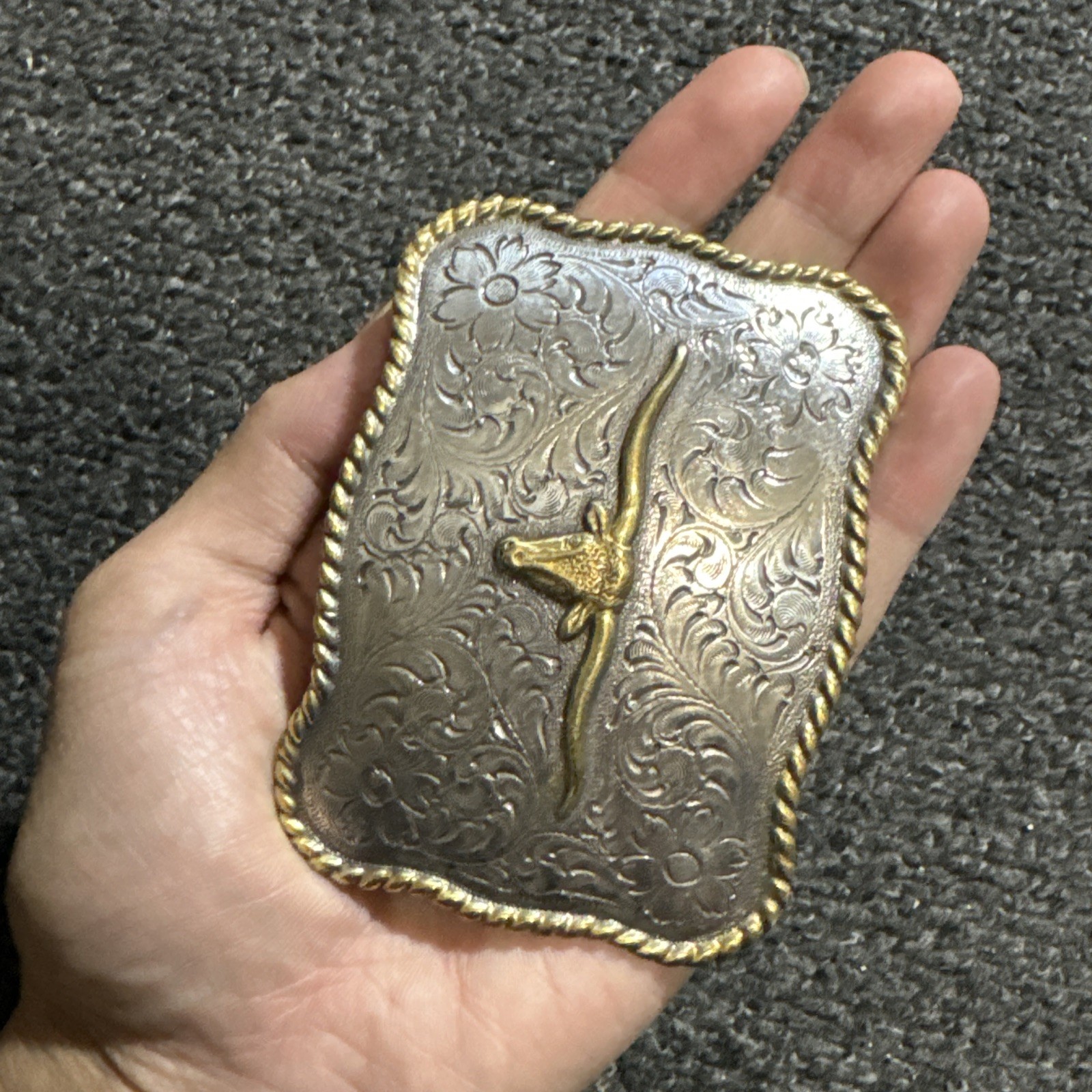 WESTERN STYLE BELT BUCKLE WITH LONGHORN IN THE CENTER 1995 4×3”