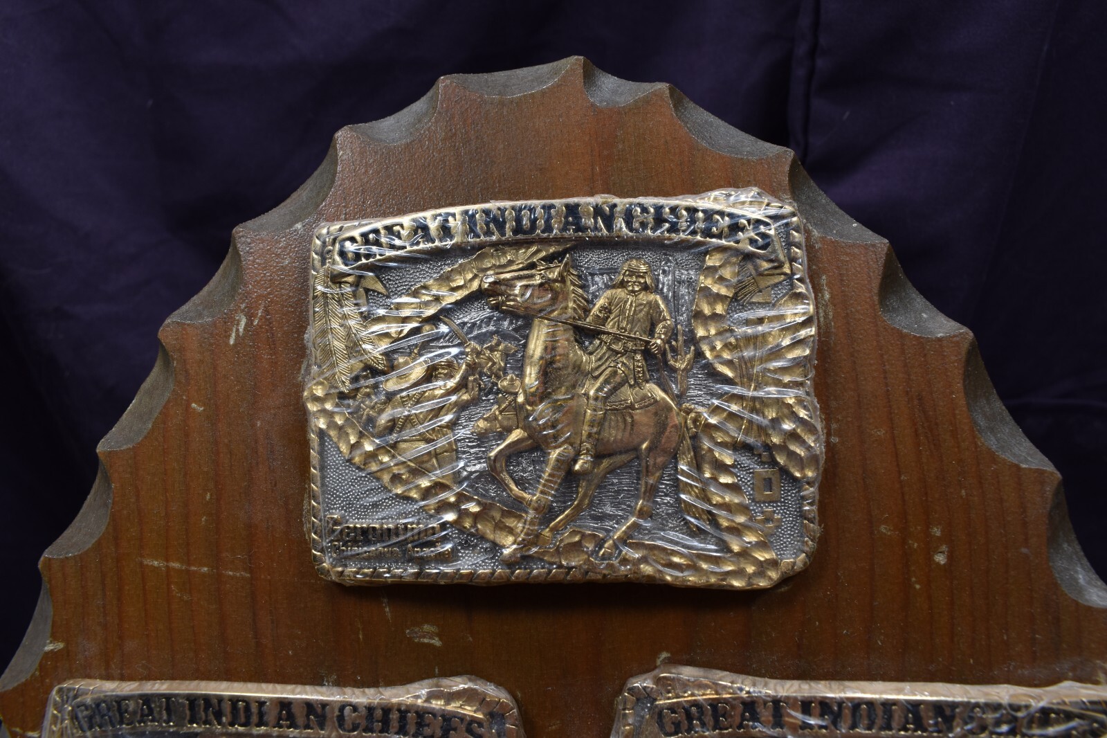 AWARD DESIGN MEDALS PRESENT 12 GREAT INDIAN CHIEFS GOLD SILVER PLATED ON STAND