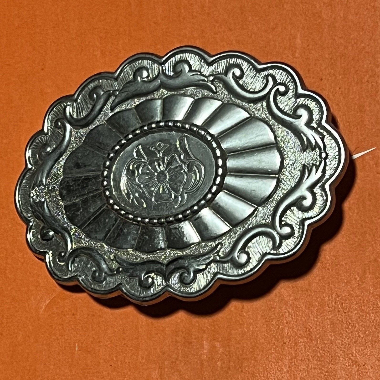 VTG Western Floral Oval BeltBuckle Silver Tone Scalloped Scrollwork Sunburst B21