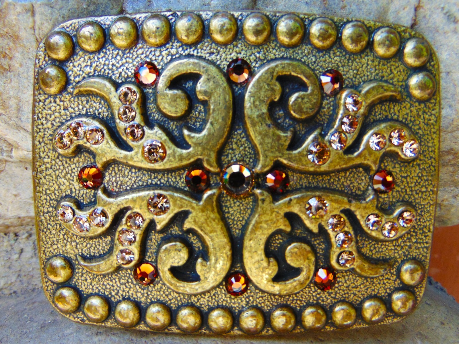 WESTERN STYLE HEAVY BRASS BELT BUCKLE WITH GOLD RHINESTONES
